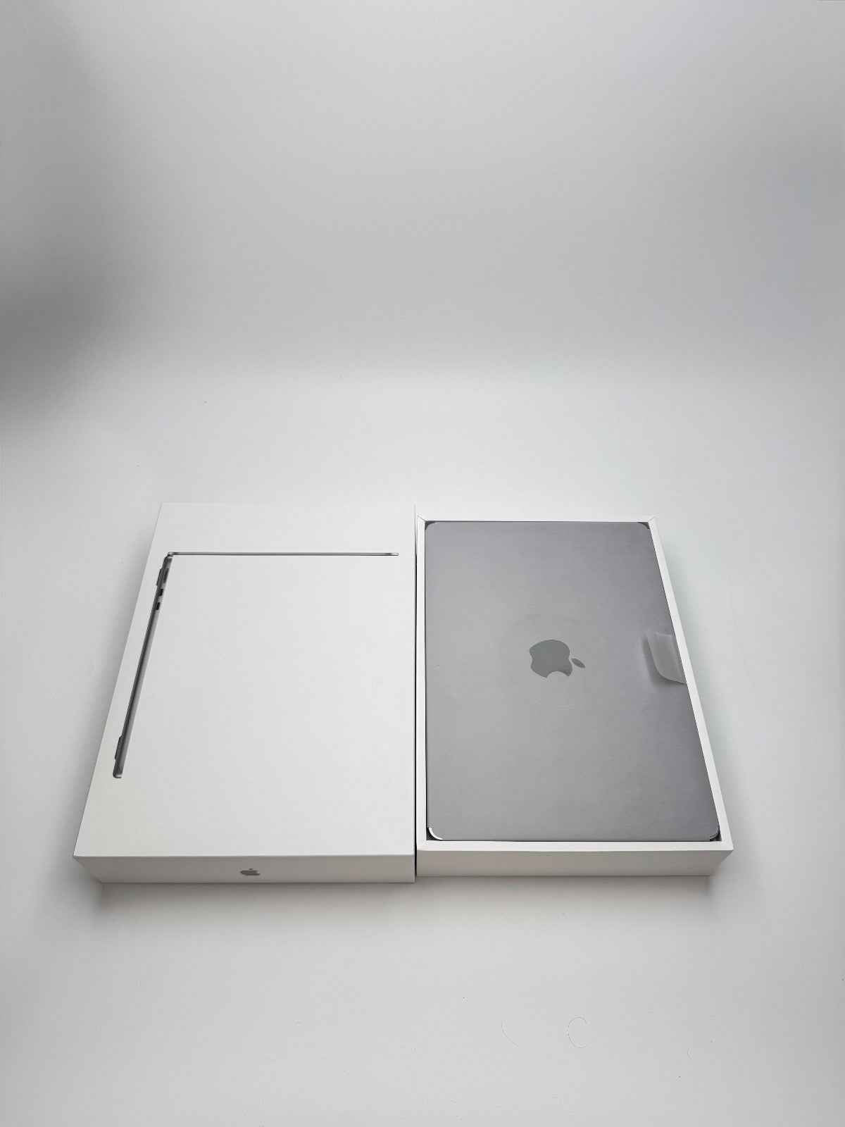 Apple MacBook Air 13,6 Zoll | M2 CPU | 2022 | 256 GB SSD | 8 GB RAM | Space Grau D&S Resell GbR