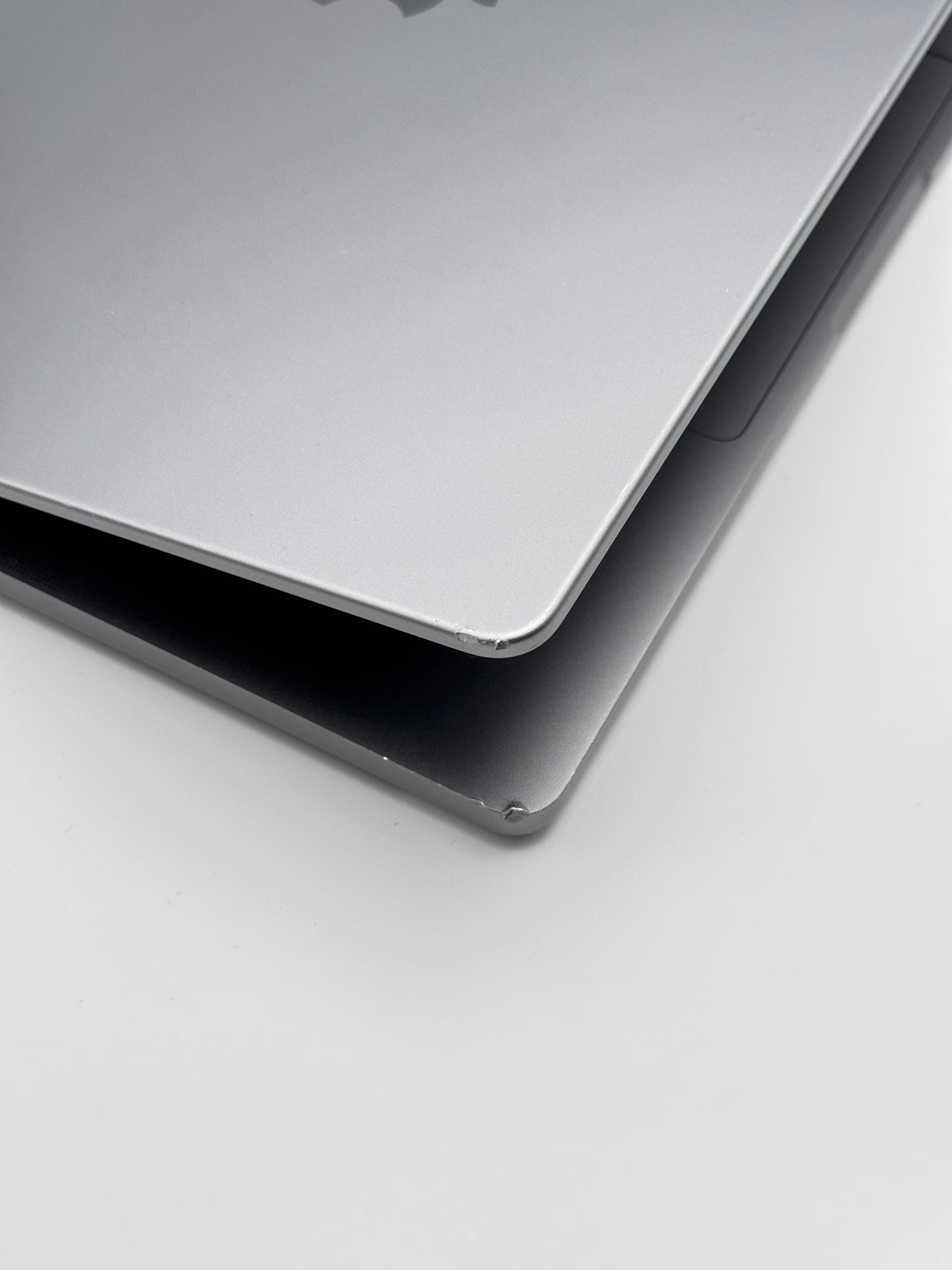 Apple MacBook Pro 14 Zoll | M3 | 2023 | 512 GB SSD | 8 GB RAM | Space Grau D&S Resell GbR