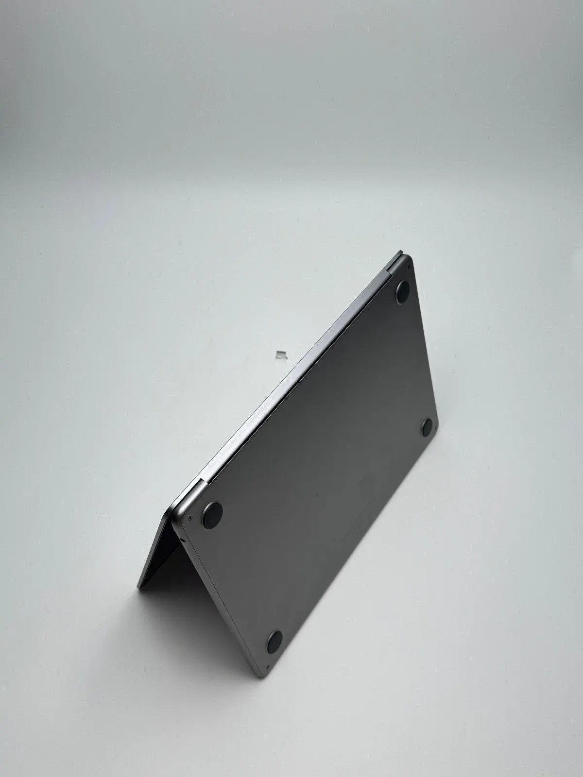 Apple MacBook Air 13,6 Zoll | M2 CPU | 2022 | 256 GB SSD | 8 GB RAM | Space Grau D&S Resell GbR