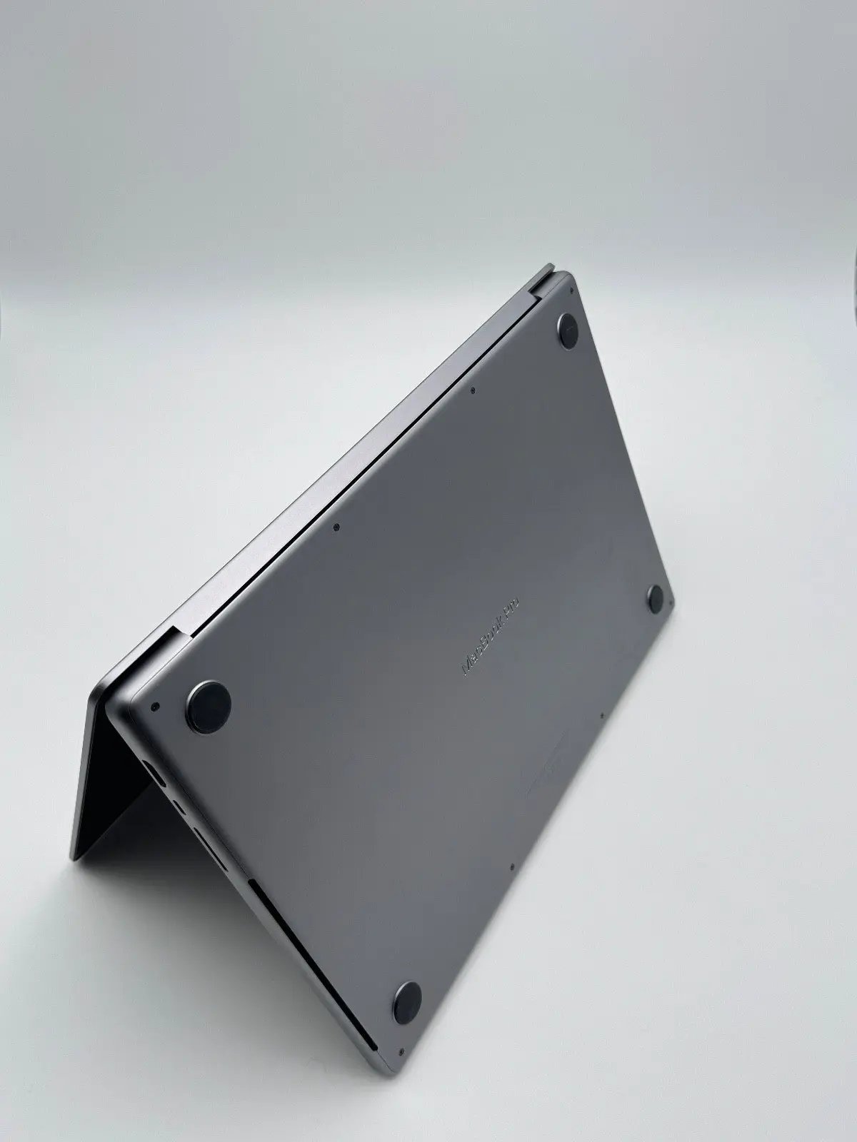 Apple MacBook Pro 16,2 Zoll | M2 Pro | 2023 | 512 GB SSD | 16 GB RAM | Space Grau D&S Resell GbR