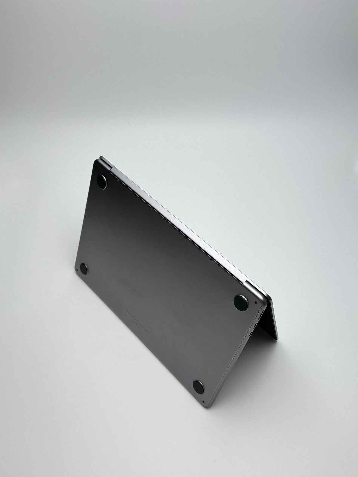 Apple MacBook Air 13,6 Zoll | M2 CPU | 2022 | 256 GB SSD | 8 GB RAM | Space Grau D&S Resell GbR