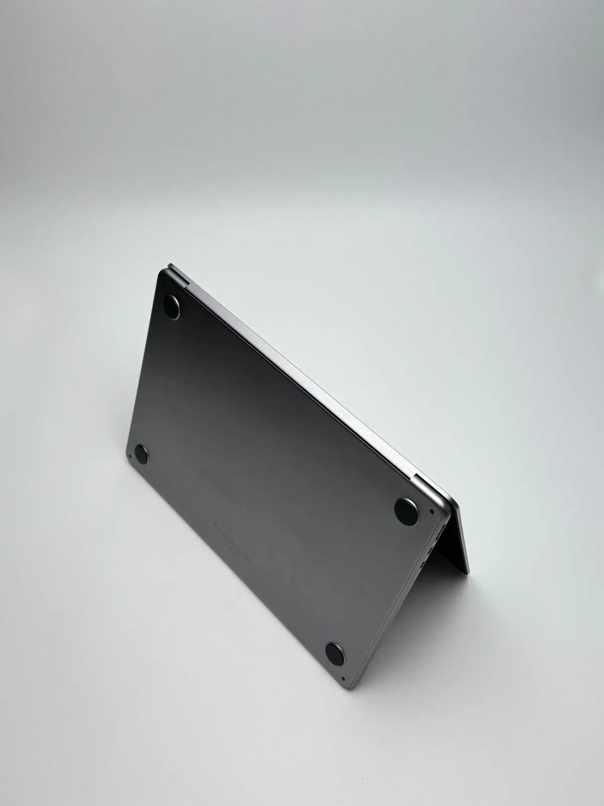 Apple MacBook Air 13,6 Zoll | M2 CPU | 2022 | 256 GB SSD | 8 GB RAM | Space Grau D&S Resell GbR