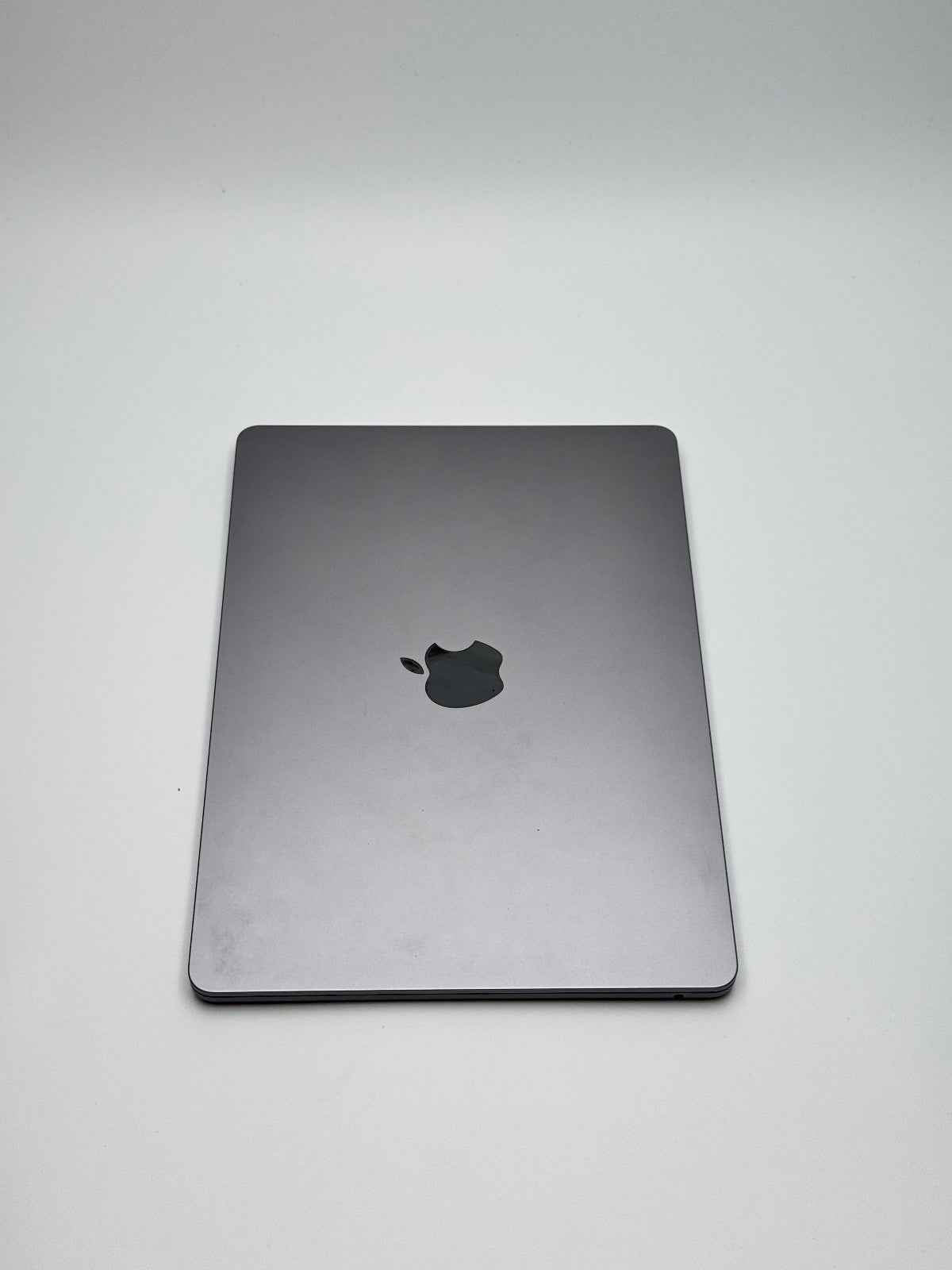 Apple MacBook Air 13,6 Zoll | M2 CPU | 2022 | 256 GB SSD | 8 GB RAM | Space Grau D&S Resell GbR