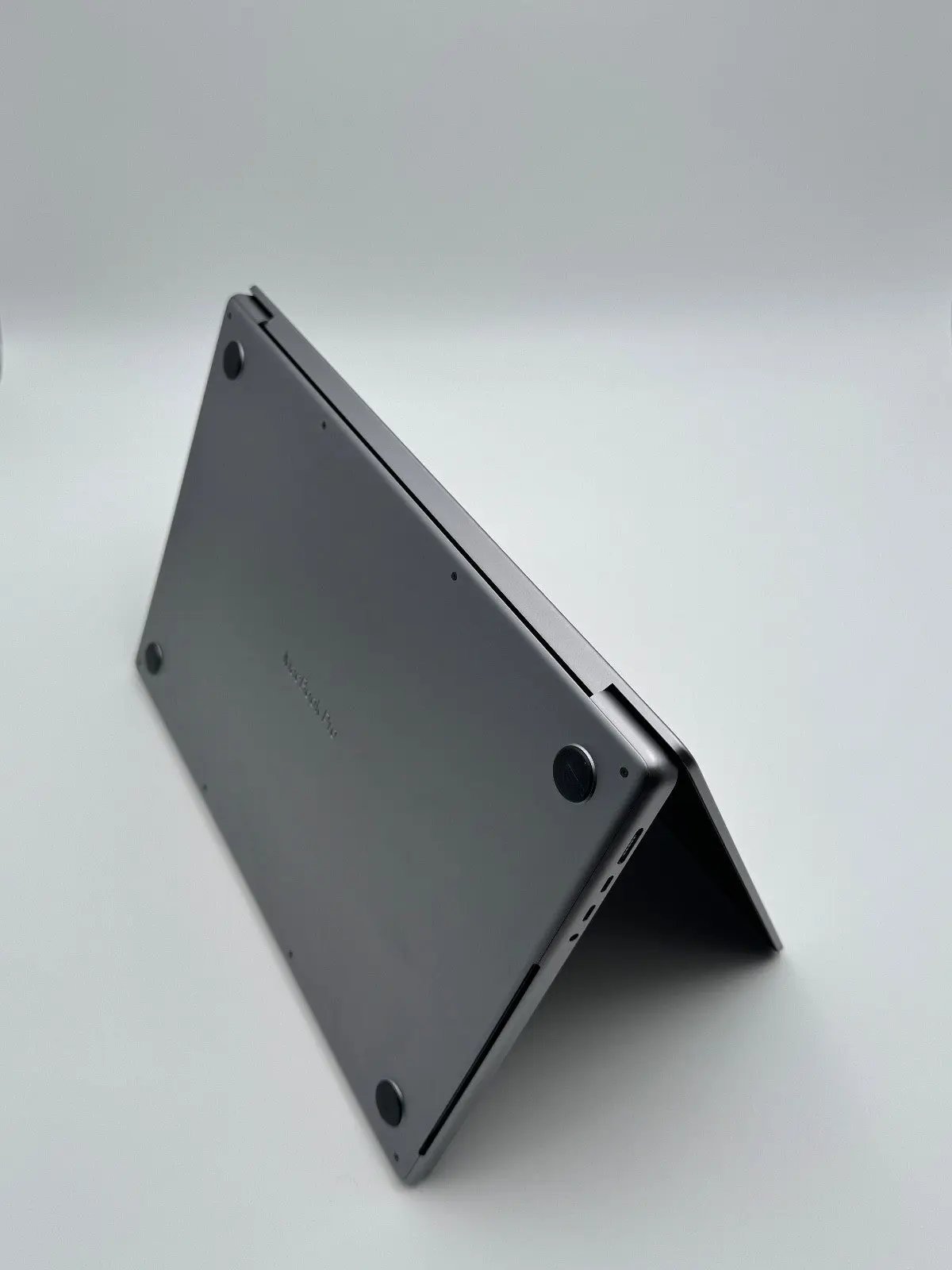 Apple MacBook Pro 16,2 Zoll | M2 Pro | 2023 | 512 GB SSD | 16 GB RAM | Space Grau D&S Resell GbR