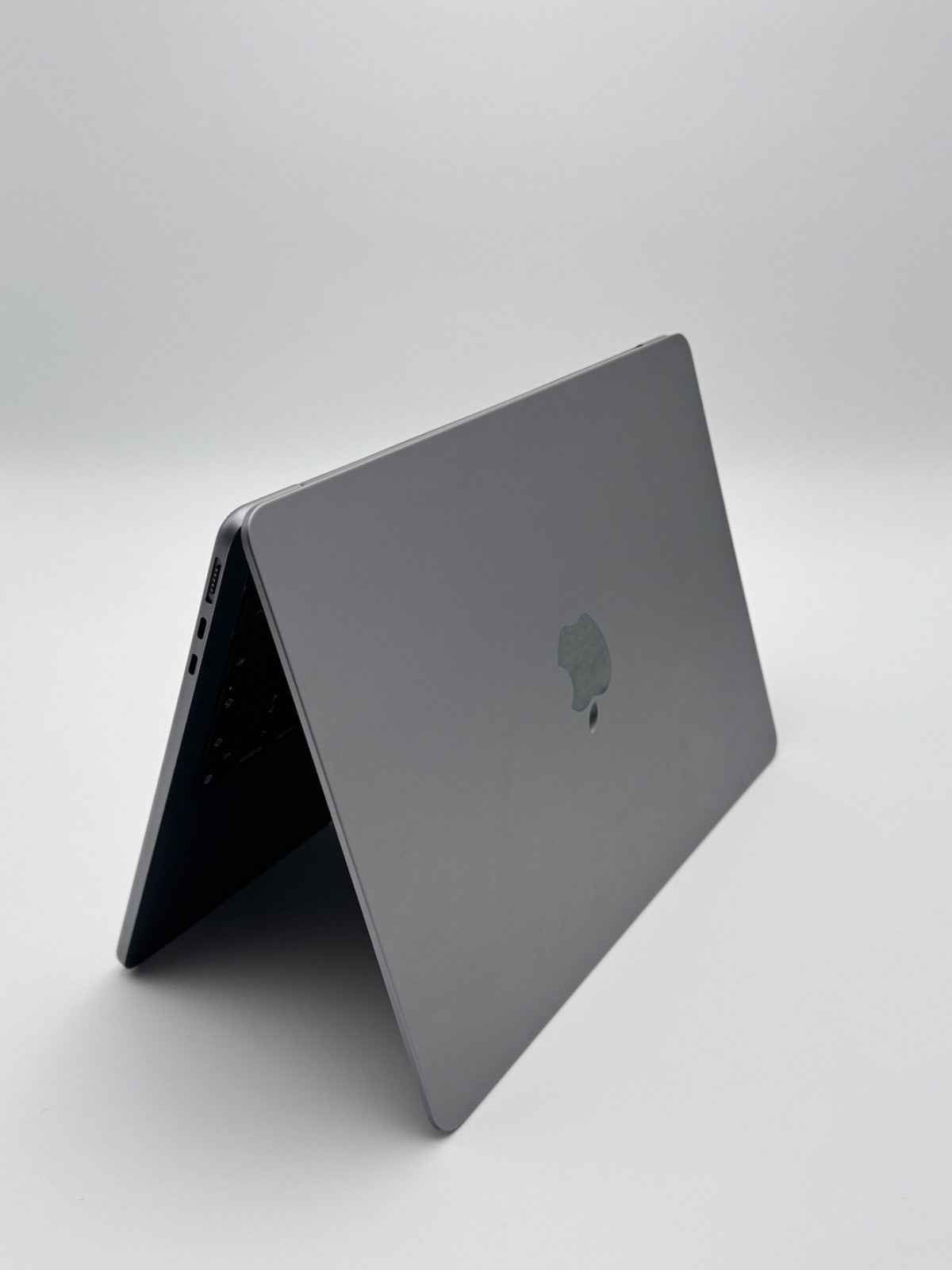 Apple MacBook Air 13,6 Zoll | M2 CPU | 2022 | 256 GB SSD | 8 GB RAM | Space Grau D&S Resell GbR