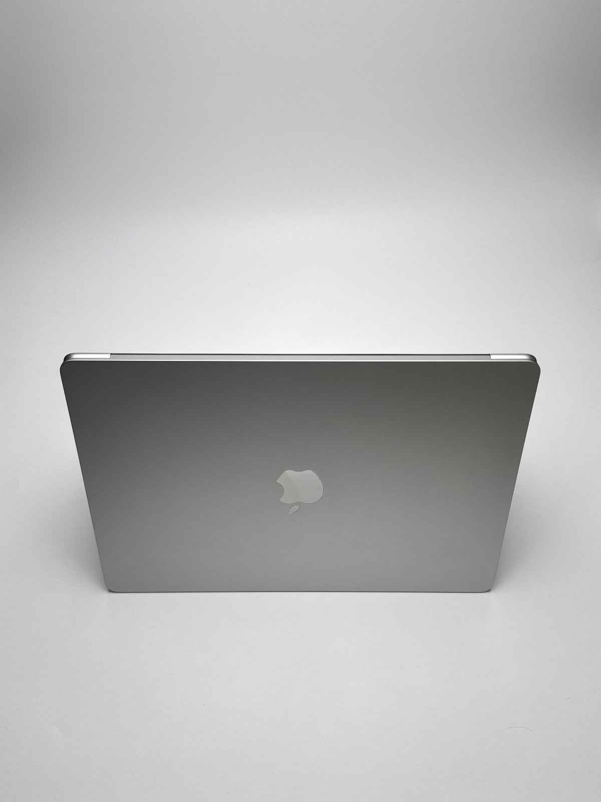 Apple MacBook Air 15,3 Zoll | M2 CPU | 2023 | 256 GB SSD | 8 GB RAM | Silber D&S Resell GbR