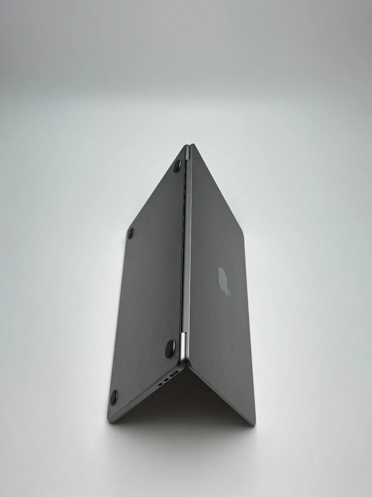 Apple MacBook Air 13,6 Zoll | M2 CPU | 2022 | 256 GB SSD | 8 GB RAM | Space Grau D&S Resell GbR