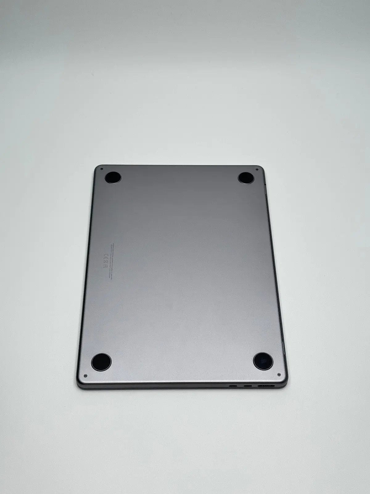 Apple MacBook Air 13,6 Zoll | M2 CPU | 2022 | 256 GB SSD | 8 GB RAM | Space Grau D&S Resell GbR