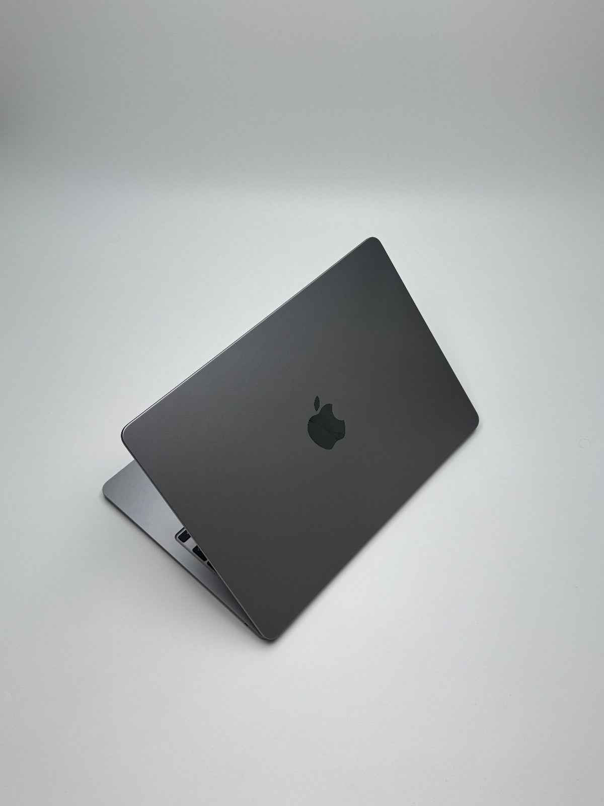 Apple MacBook Air 13,6 Zoll | M2 CPU | 2022 | 256 GB SSD | 8 GB RAM | Space Grau D&S Resell GbR