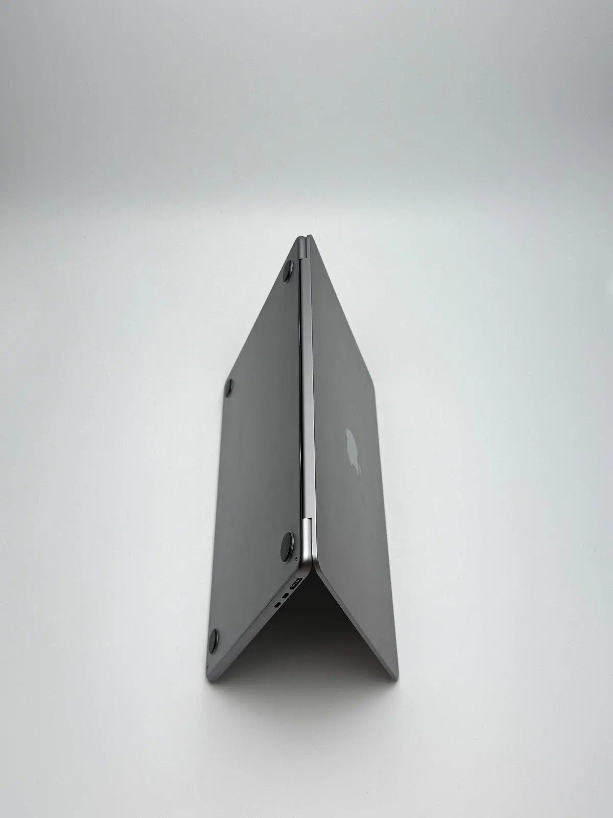 Apple MacBook Air 13,6 Zoll | M2 CPU | 2022 | 256 GB SSD | 8 GB RAM | Space Grau D&S Resell GbR