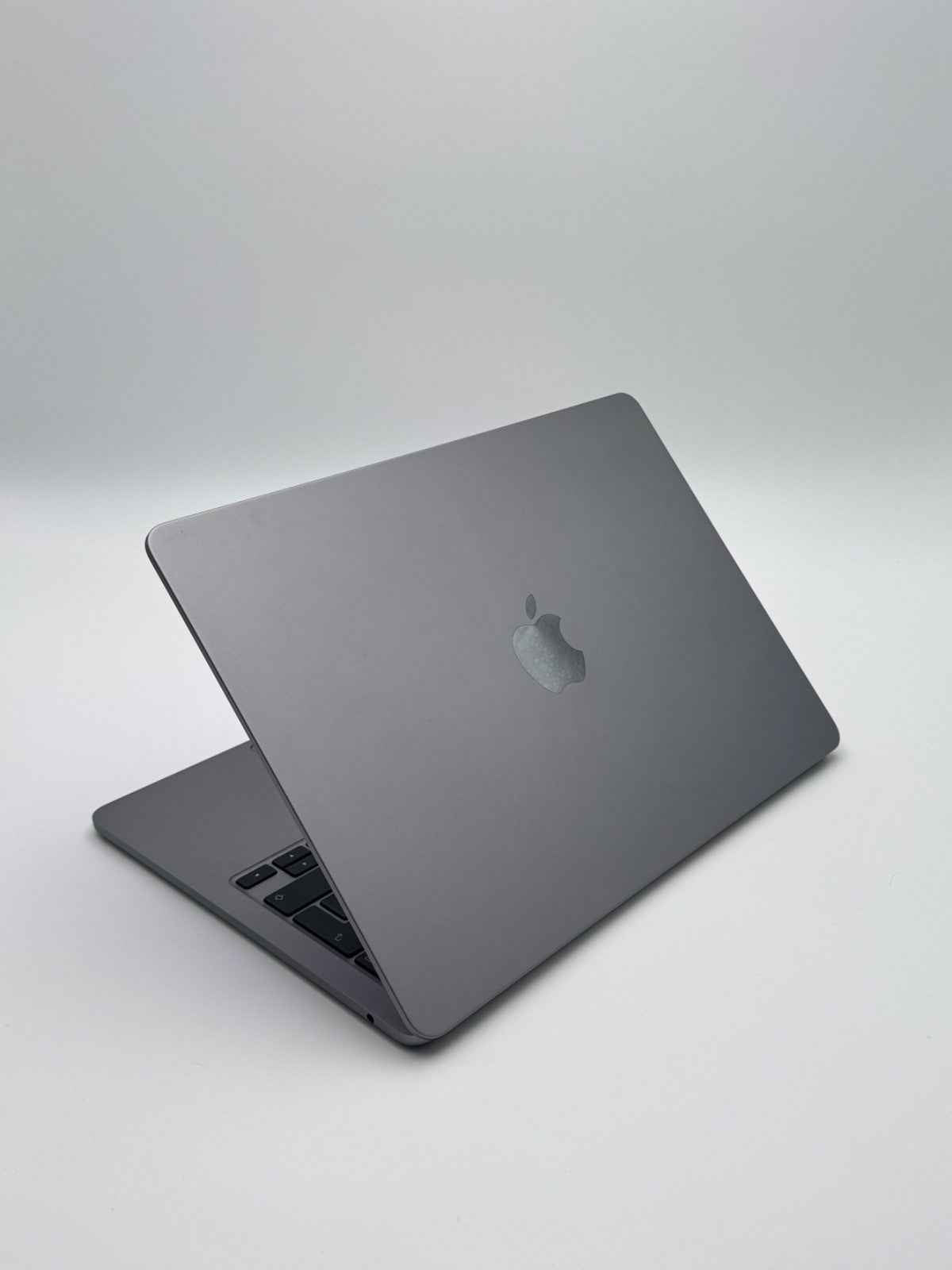 Apple MacBook Air 13,6 Zoll | M2 CPU | 2022 | 256 GB SSD | 8 GB RAM | Space Grau D&S Resell GbR