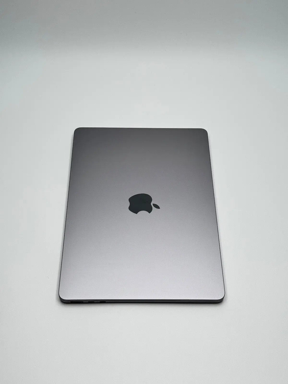 Apple MacBook Air 13,6 Zoll | M2 CPU | 2022 | 256 GB SSD | 8 GB RAM | Space Grau D&S Resell GbR