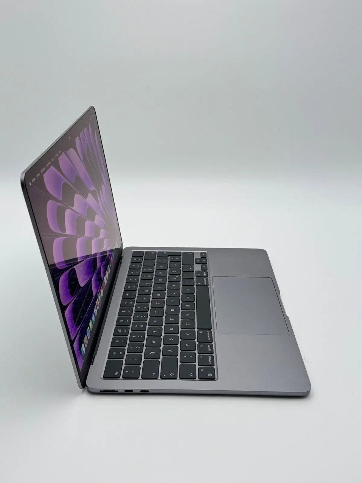 Apple MacBook Air 13,6 Zoll | M2 CPU | 2022 | 256 GB SSD | 8 GB RAM | Space Grau D&S Resell GbR