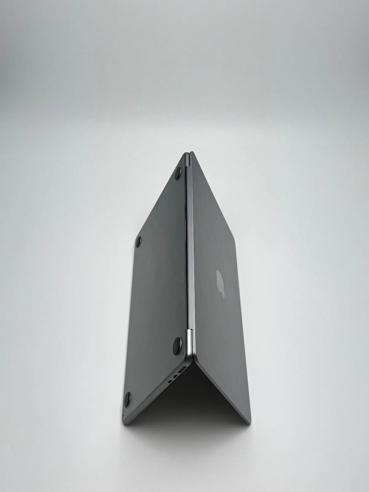 Apple MacBook Air 13,6 Zoll | M2 CPU | 2022 | 256 GB SSD | 8 GB RAM | Space Grau D&S Resell GbR