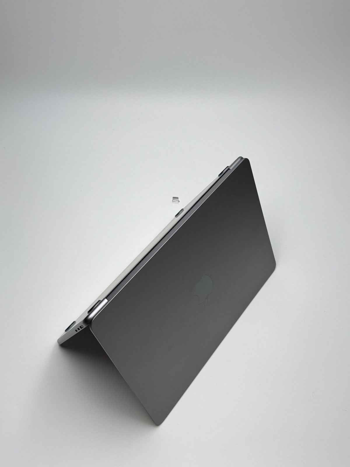 Apple MacBook Air 13,6 Zoll | M2 CPU | 2022 | 256 GB SSD | 8 GB RAM | Space Grau D&S Resell GbR