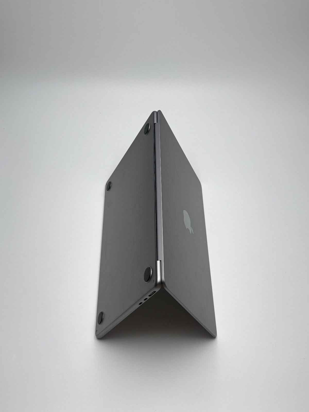 Apple MacBook Air 13,6 Zoll | M2 CPU | 2022 | 256 GB SSD | 8 GB RAM | Space Grau D&S Resell GbR