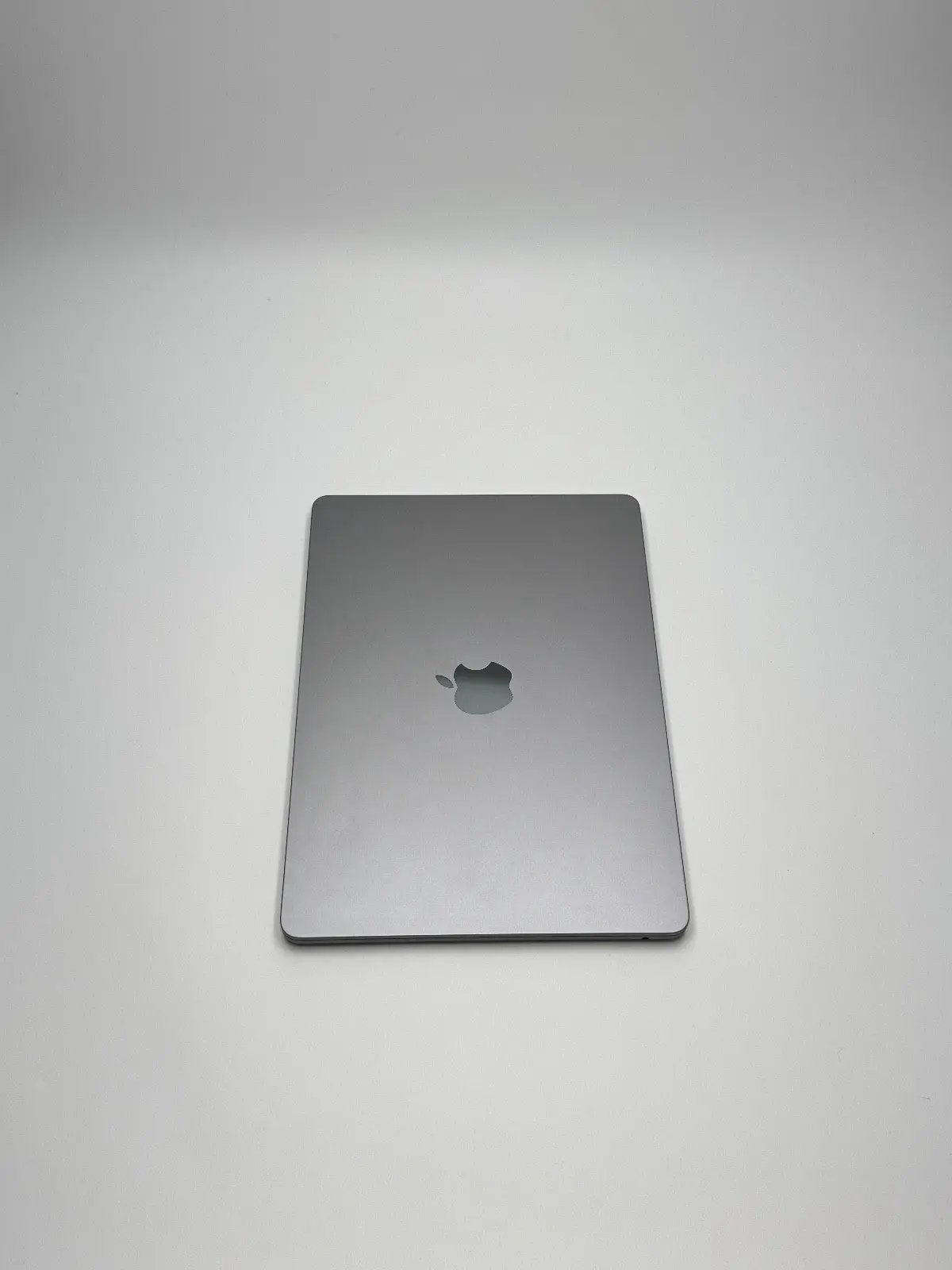 Apple MacBook Air 13,6 Zoll | M2 CPU | 2022 | 256 GB SSD | 8 GB RAM | Space Grau D&S Resell GbR