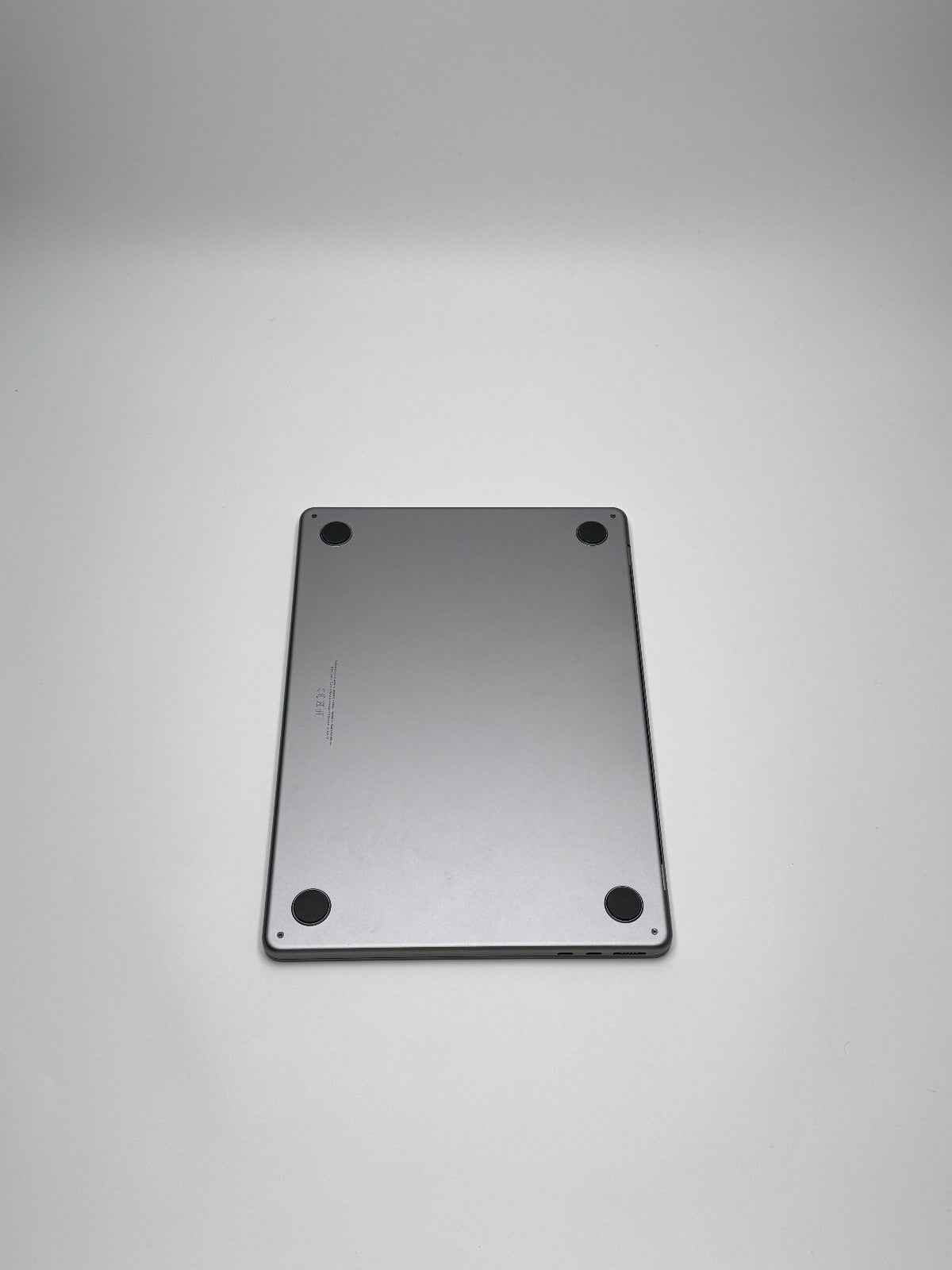 Apple MacBook Air 13,6 Zoll | M2 CPU | 2022 | 256 GB SSD | 8 GB RAM | Space Grau D&S Resell GbR