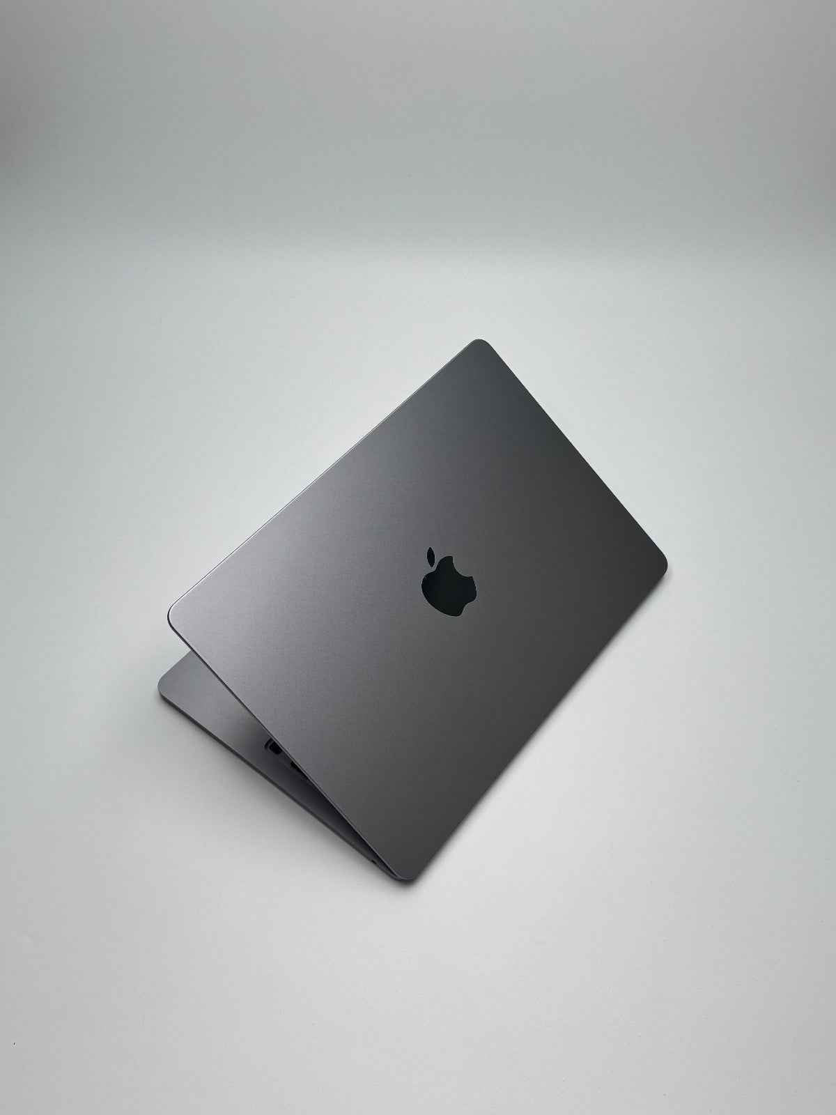 Apple MacBook Air 13,6 Zoll | M2 CPU | 2022 | 256 GB SSD | 8 GB RAM | Space Grau D&S Resell GbR