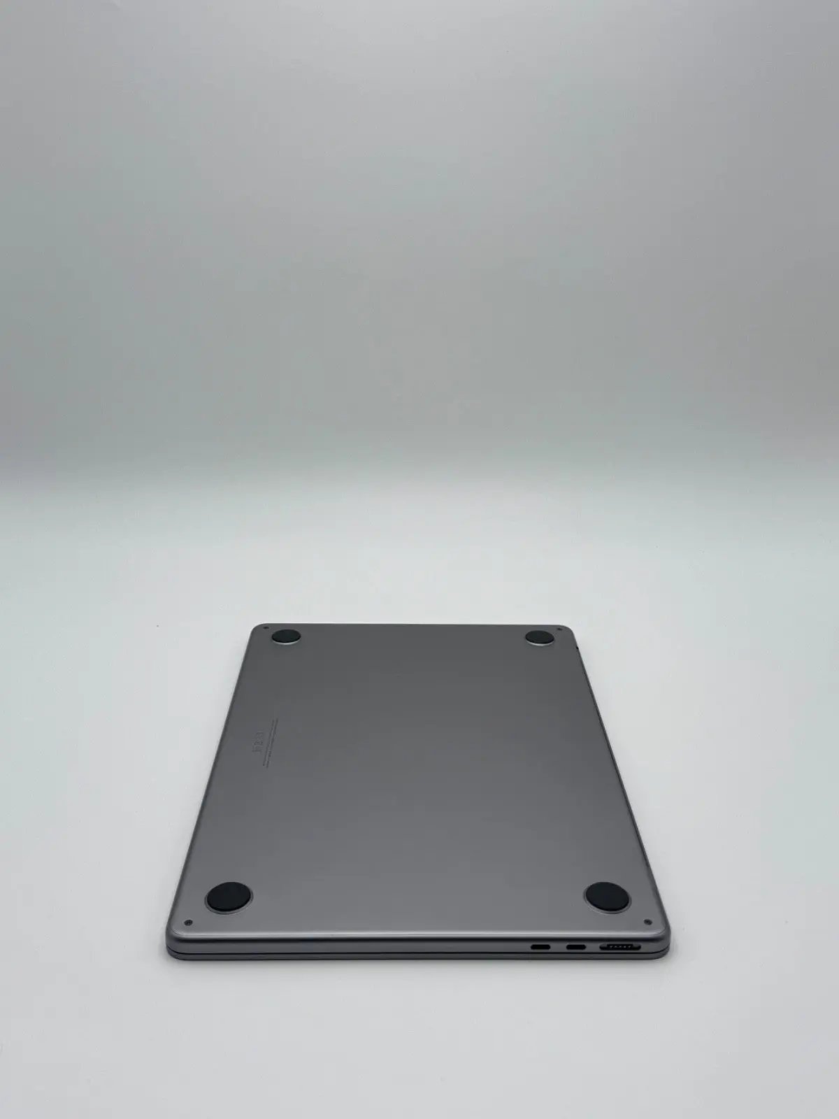 Apple MacBook Air 13,6 Zoll | M2 CPU | 2022 | 256 GB SSD | 8 GB RAM | Space Grau D&S Resell GbR