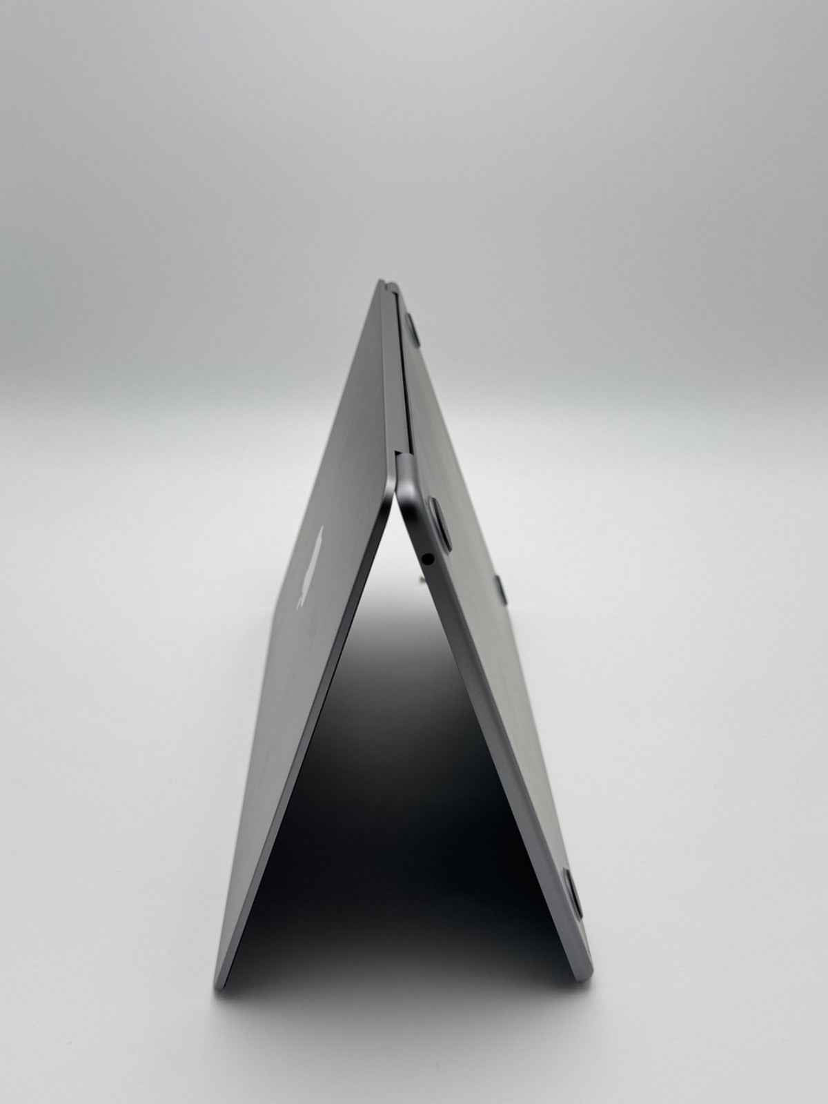 Apple MacBook Air 13,6 Zoll | M2 CPU | 2022 | 256 GB SSD | 8 GB RAM | Space Grau D&S Resell GbR