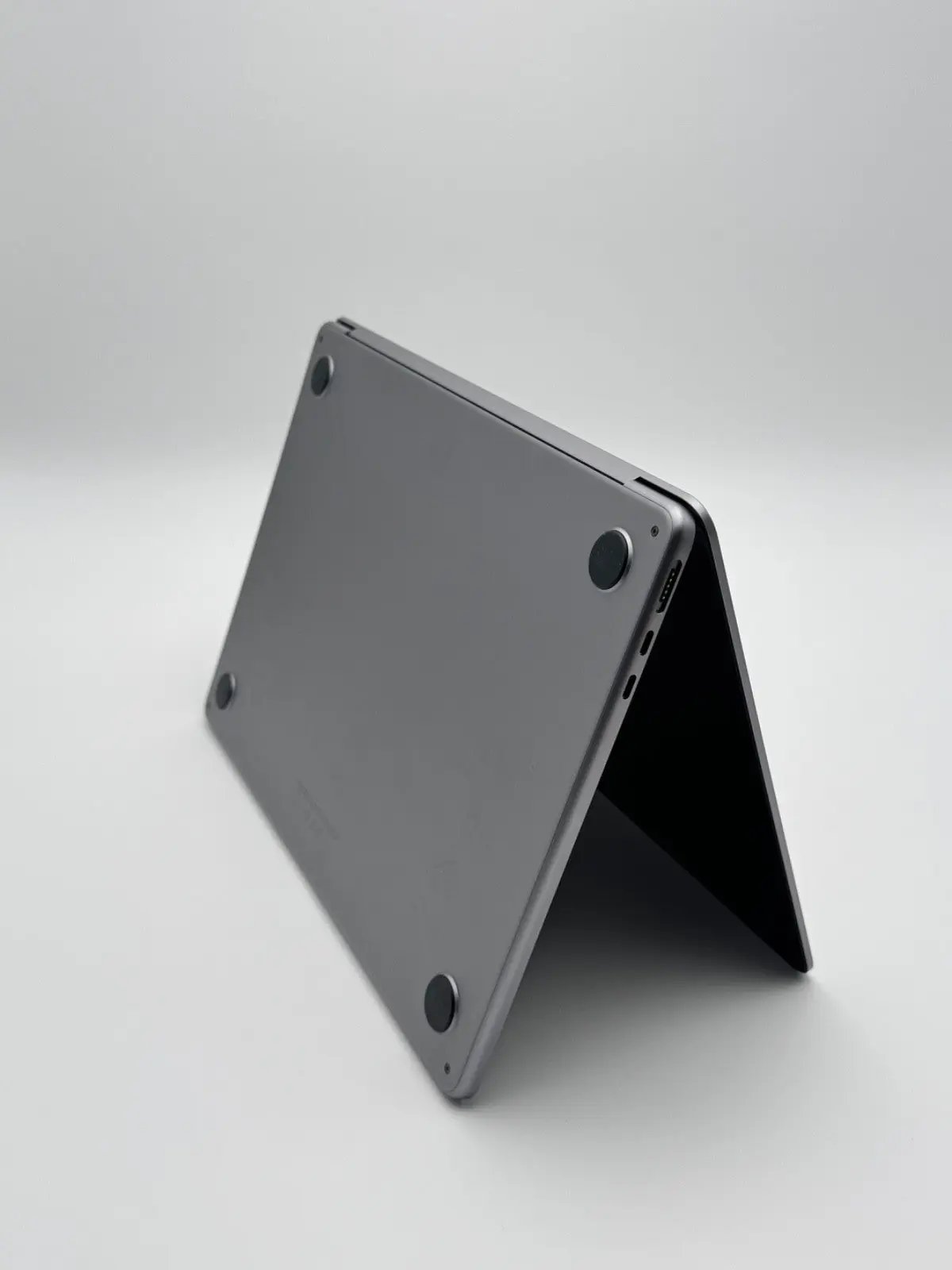 Apple MacBook Air 13,6 Zoll | M2 CPU | 2022 | 256 GB SSD | 8 GB RAM | Space Grau D&S Resell GbR