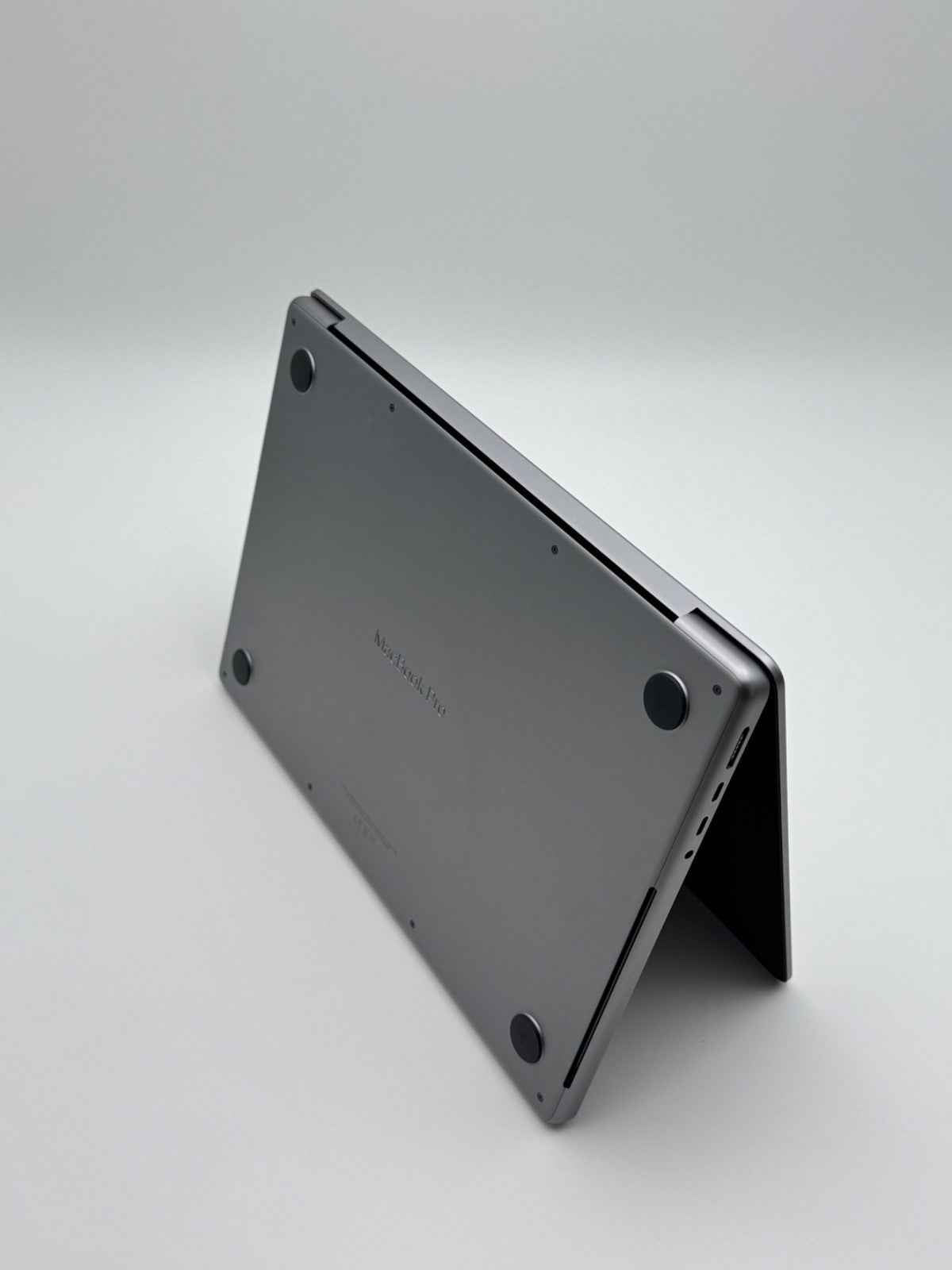 Apple MacBook Pro 14,2 Zoll | M2 Pro | 2023 | 512 GB SSD | 16 GB RAM | Space Grau D&S Resell GbR