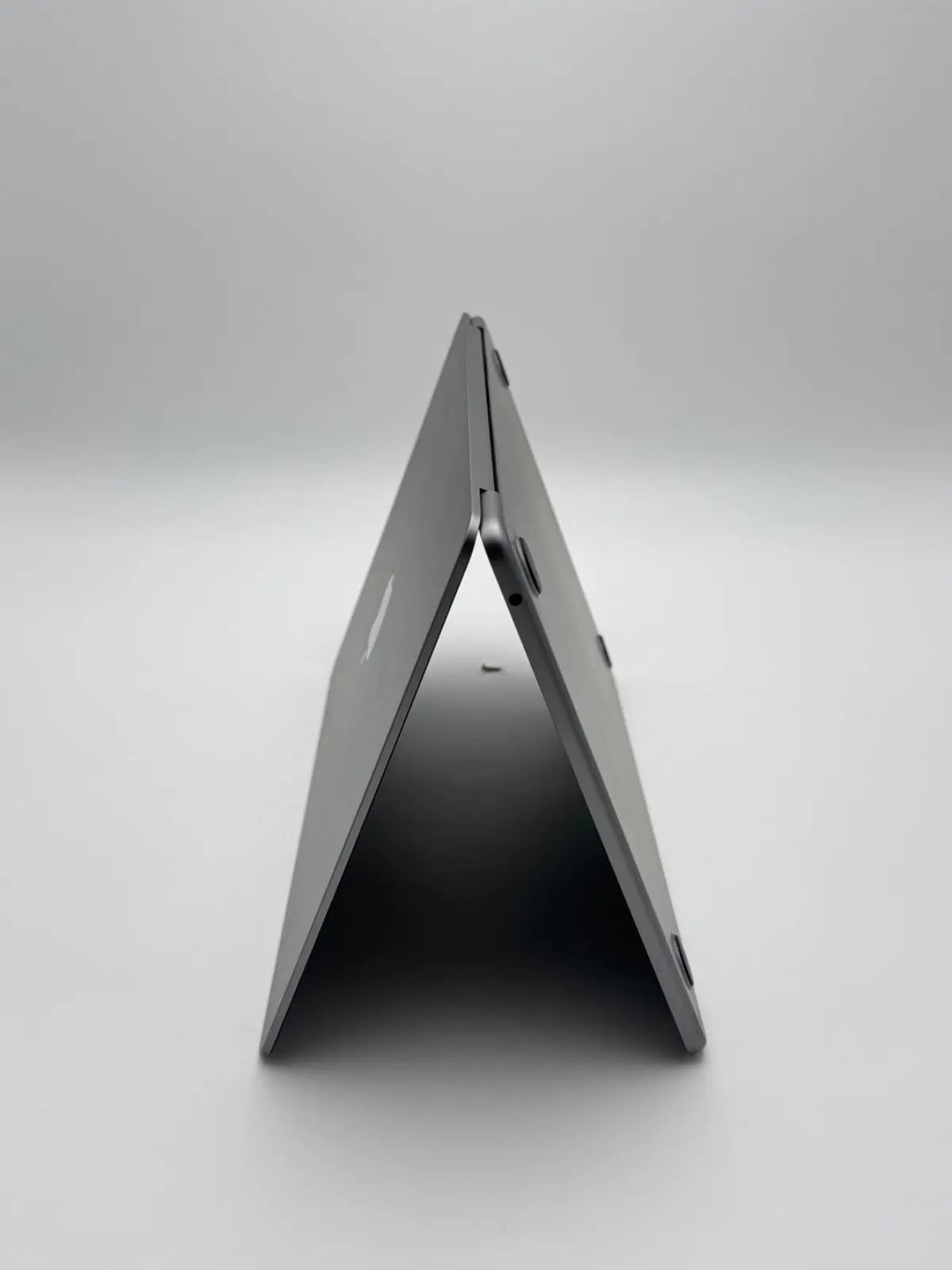 Apple MacBook Air 13,6 Zoll | M2 CPU | 2022 | 256 GB SSD | 8 GB RAM | Space Grau D&S Resell GbR