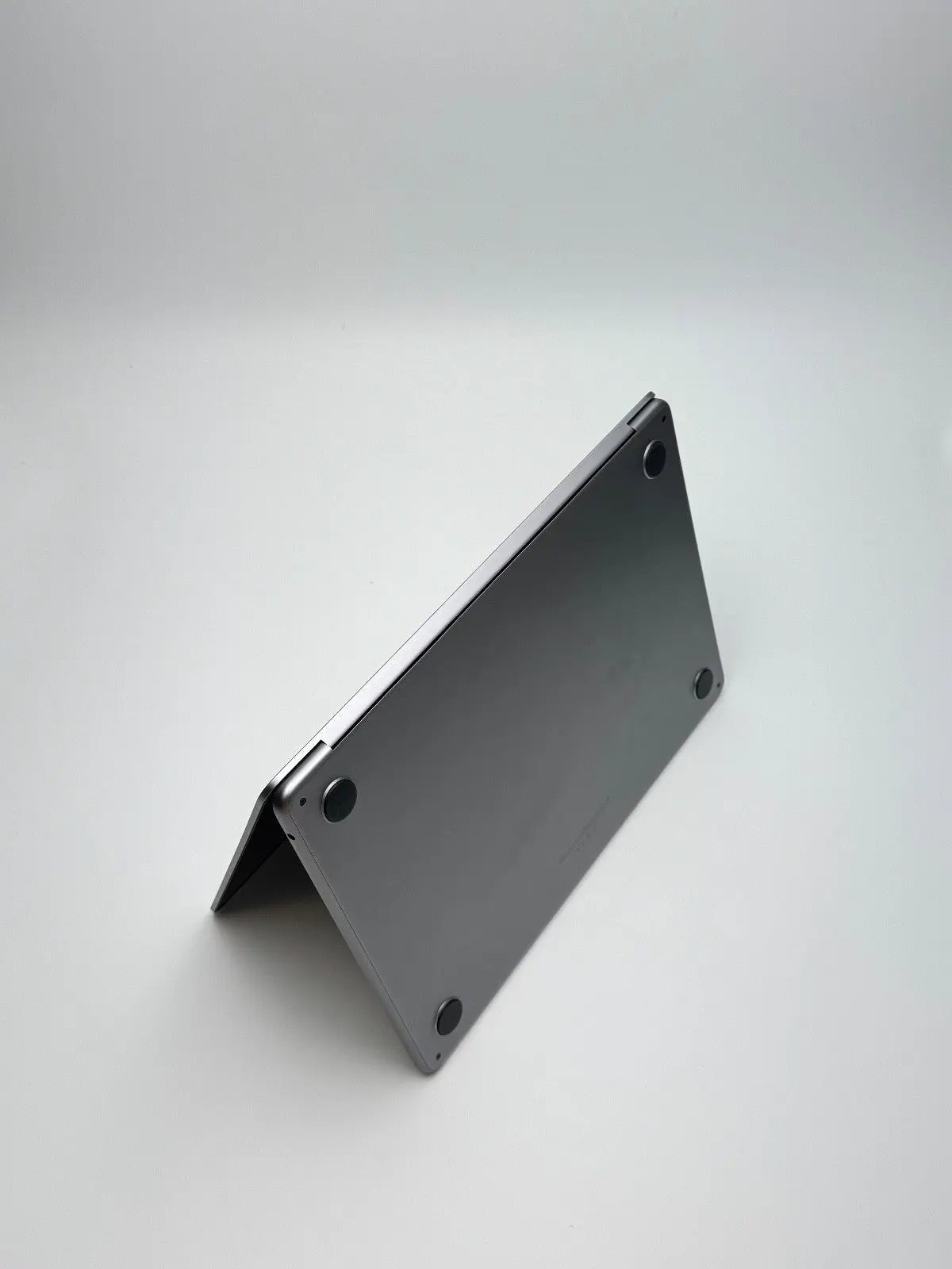 Apple MacBook Air 13,6 Zoll | M2 CPU | 2022 | 256 GB SSD | 8 GB RAM | Space Grau D&S Resell GbR