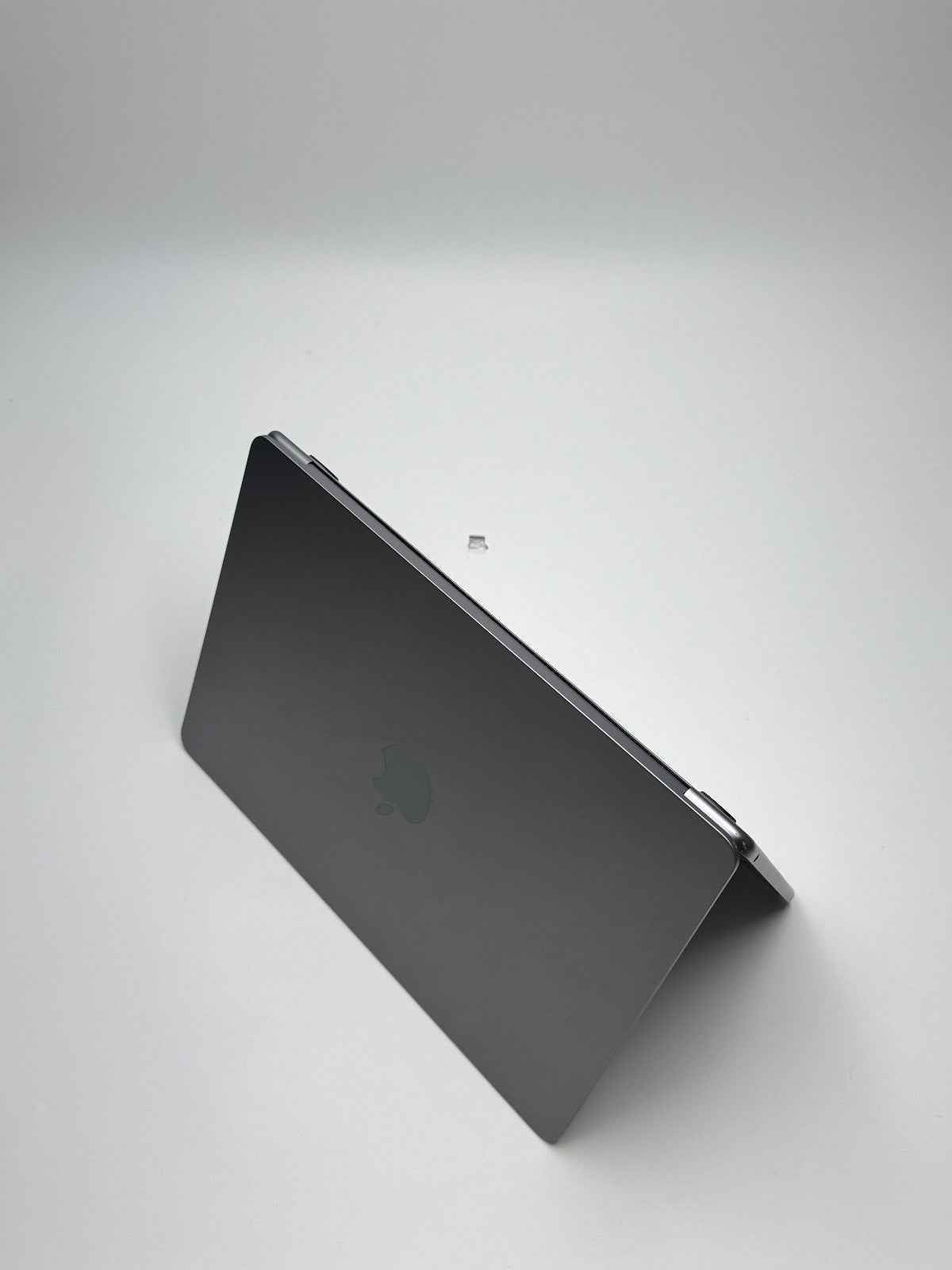 Apple MacBook Air 13,6 Zoll | M2 CPU | 2022 | 256 GB SSD | 8 GB RAM | Space Grau D&S Resell GbR