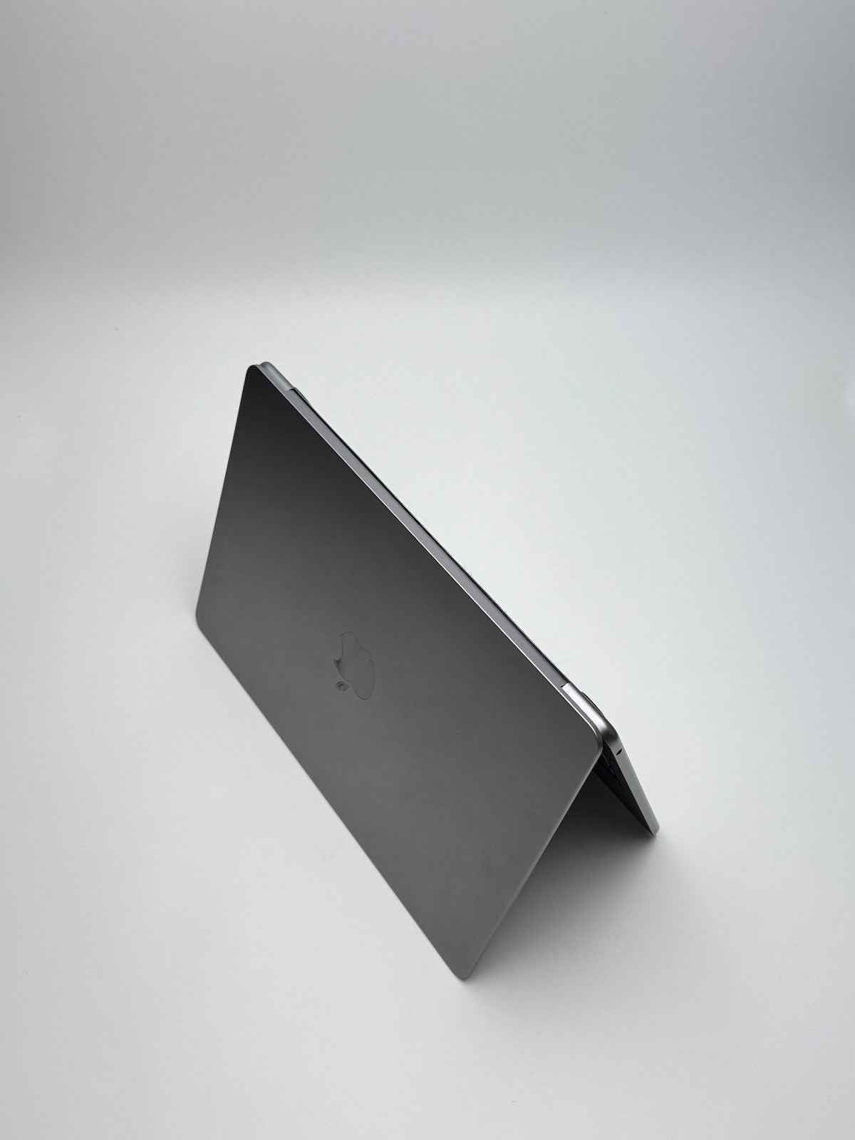 Apple MacBook Air 13,6 Zoll | M2 CPU | 2022 | 256 GB SSD | 8 GB RAM | Space Grau D&S Resell GbR