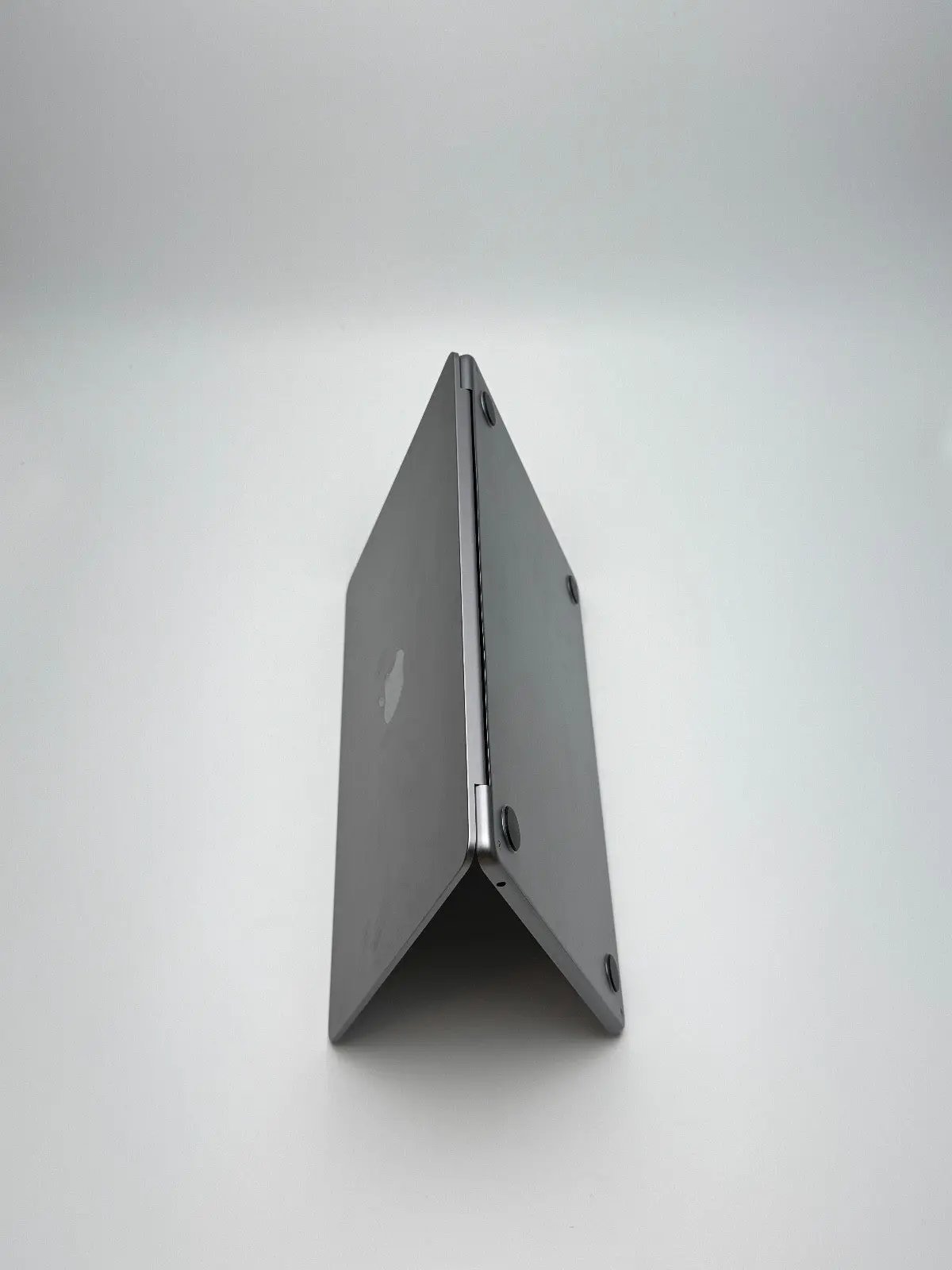 Apple MacBook Air 13,6 Zoll | M2 CPU | 2022 | 256 GB SSD | 8 GB RAM | Space Grau D&S Resell GbR