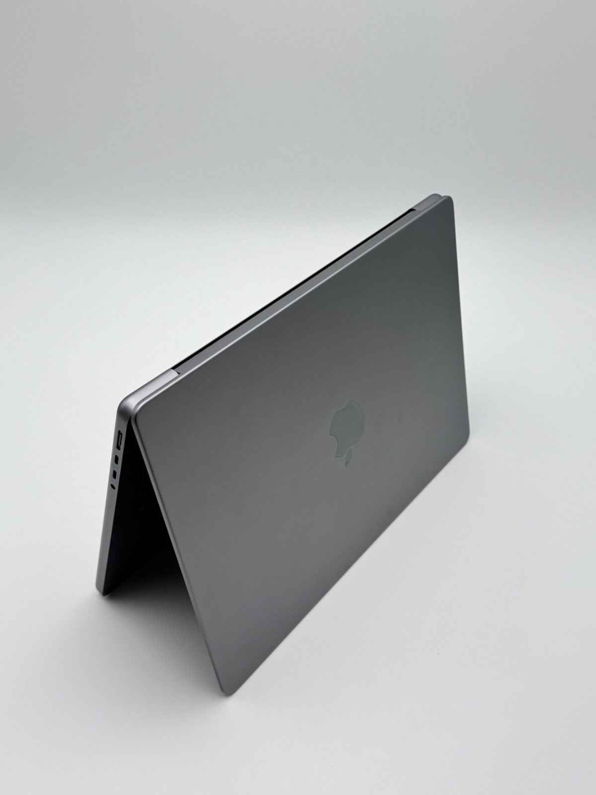 Apple MacBook Pro 14,2 Zoll | M2 Pro | 2023 | 512 GB SSD | 16 GB RAM | Space Grau D&S Resell GbR