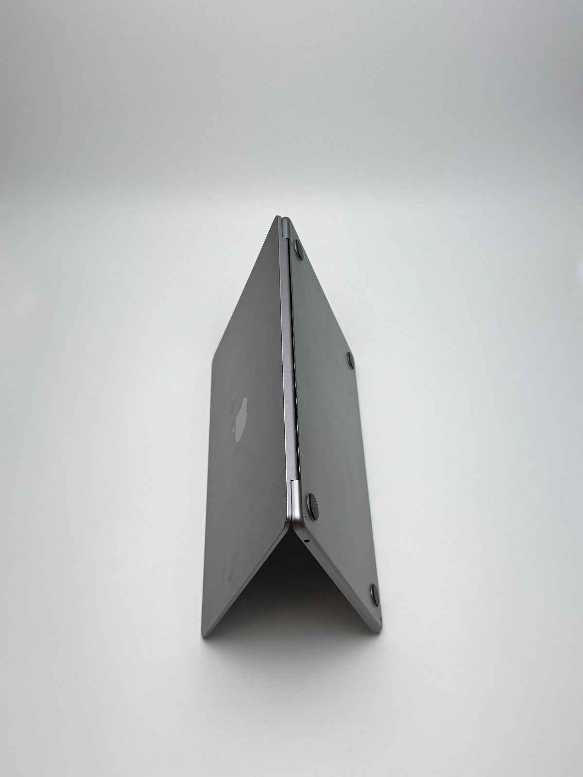 Apple MacBook Air 13,6 Zoll | M2 CPU | 2022 | 256 GB SSD | 8 GB RAM | Space Grau D&S Resell GbR