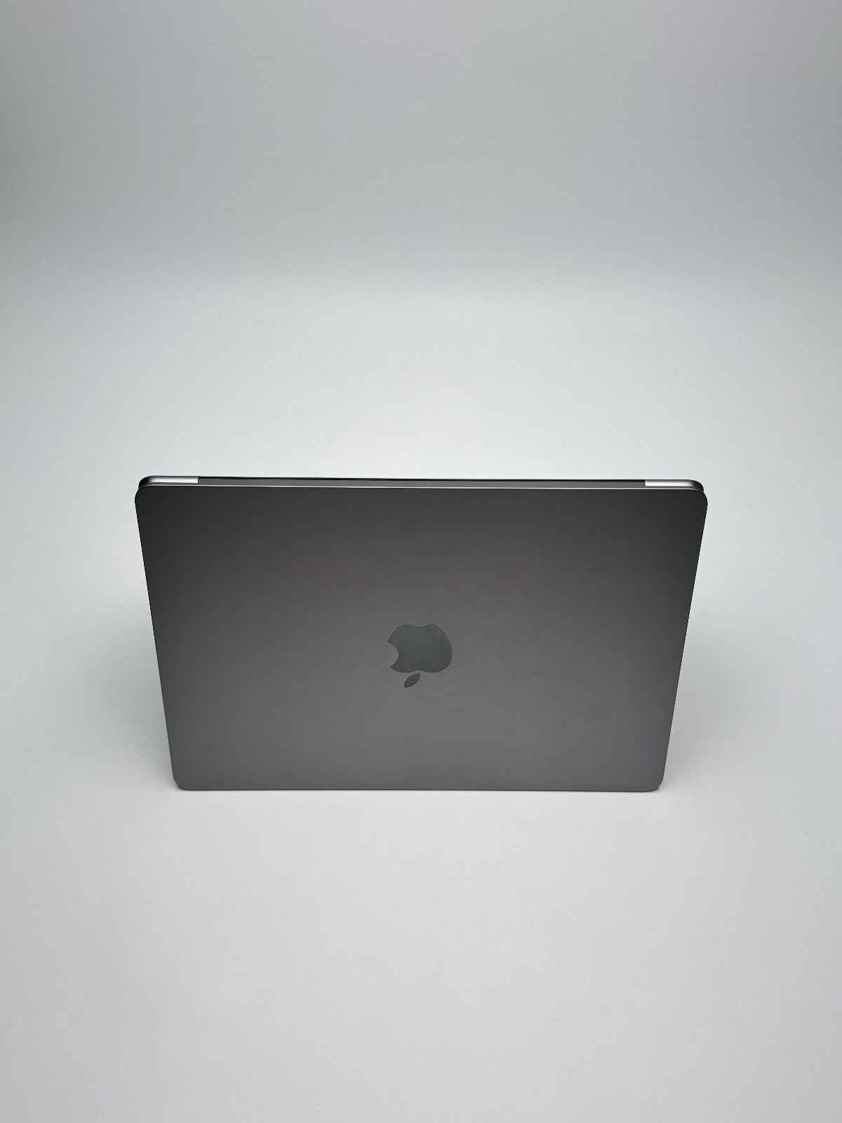 Apple MacBook Air 13,6 Zoll | M2 CPU | 2022 | 256 GB SSD | 8 GB RAM | Space Grau D&S Resell GbR