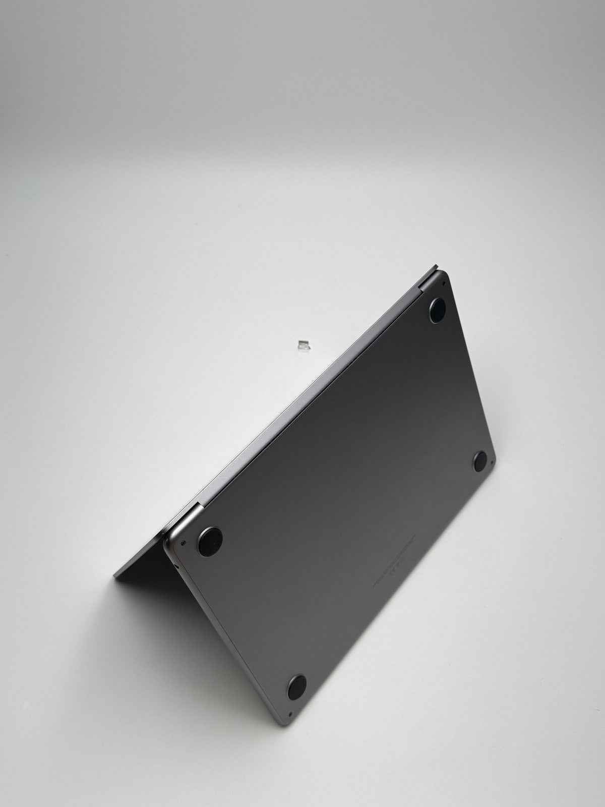 Apple MacBook Air 13,6 Zoll | M2 CPU | 2022 | 256 GB SSD | 8 GB RAM | Space Grau D&S Resell GbR