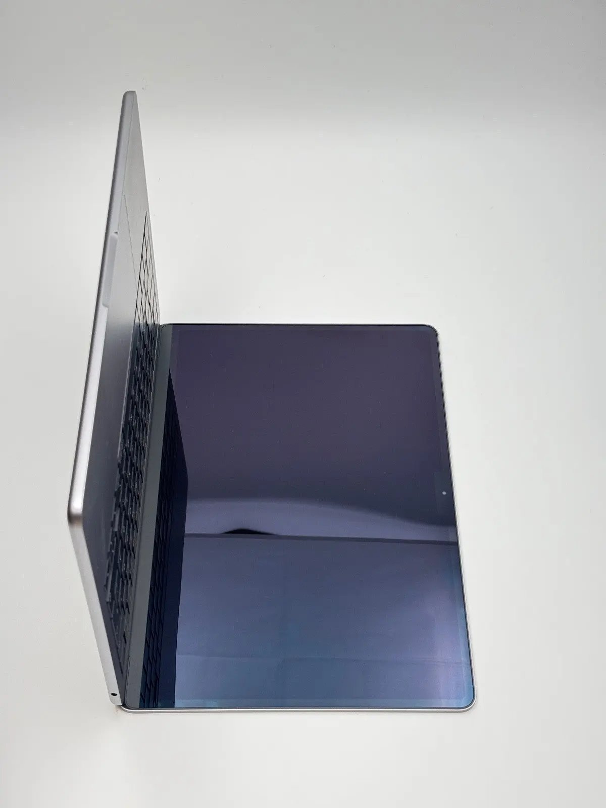 Apple MacBook Air 13,6 Zoll | M2 CPU | 2022 | 256 GB SSD | 8 GB RAM | Space Grau D&S Resell GbR