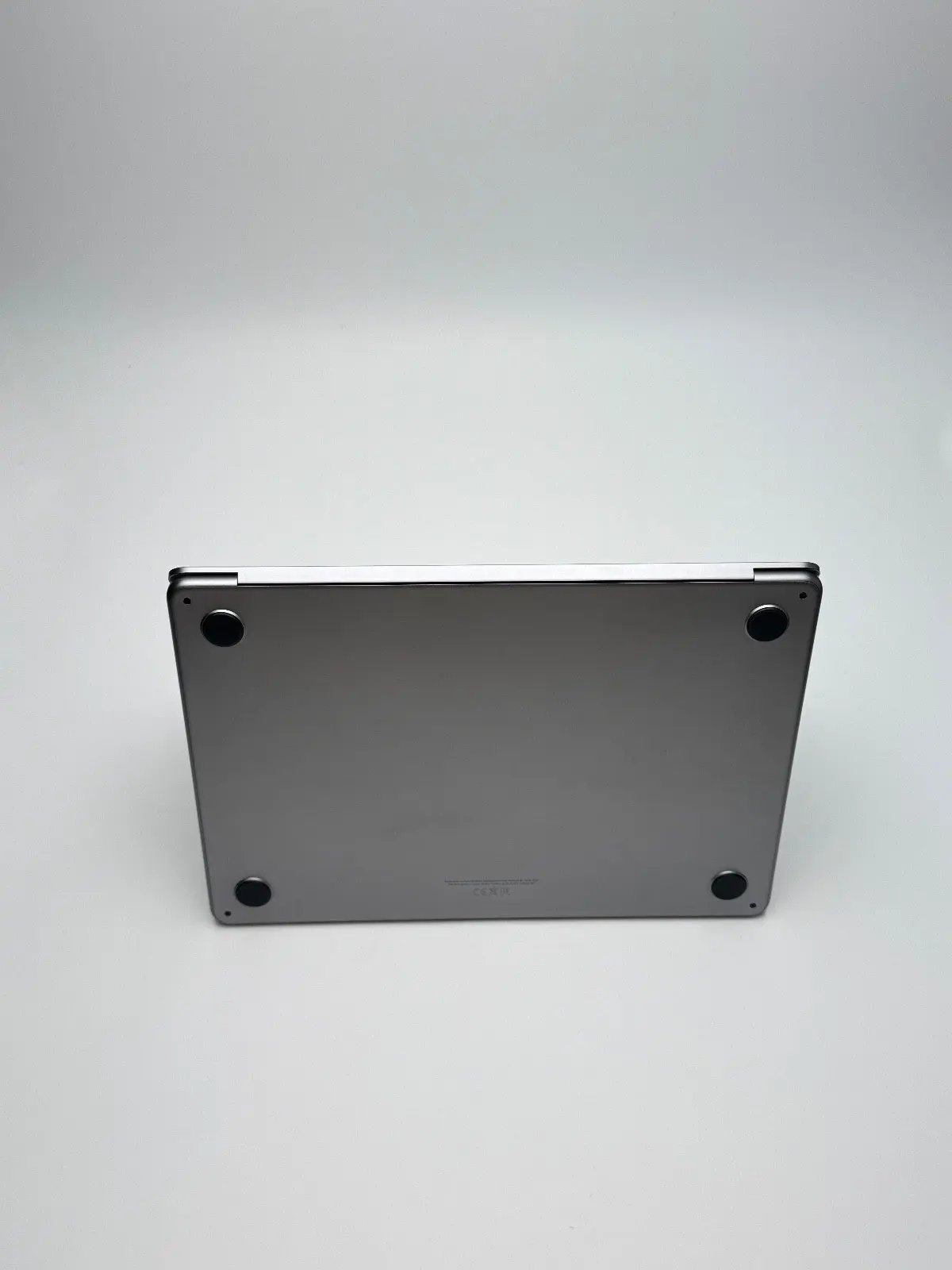 Apple MacBook Air 13,6 Zoll | M2 CPU | 2022 | 256 GB SSD | 8 GB RAM | Space Grau D&S Resell GbR