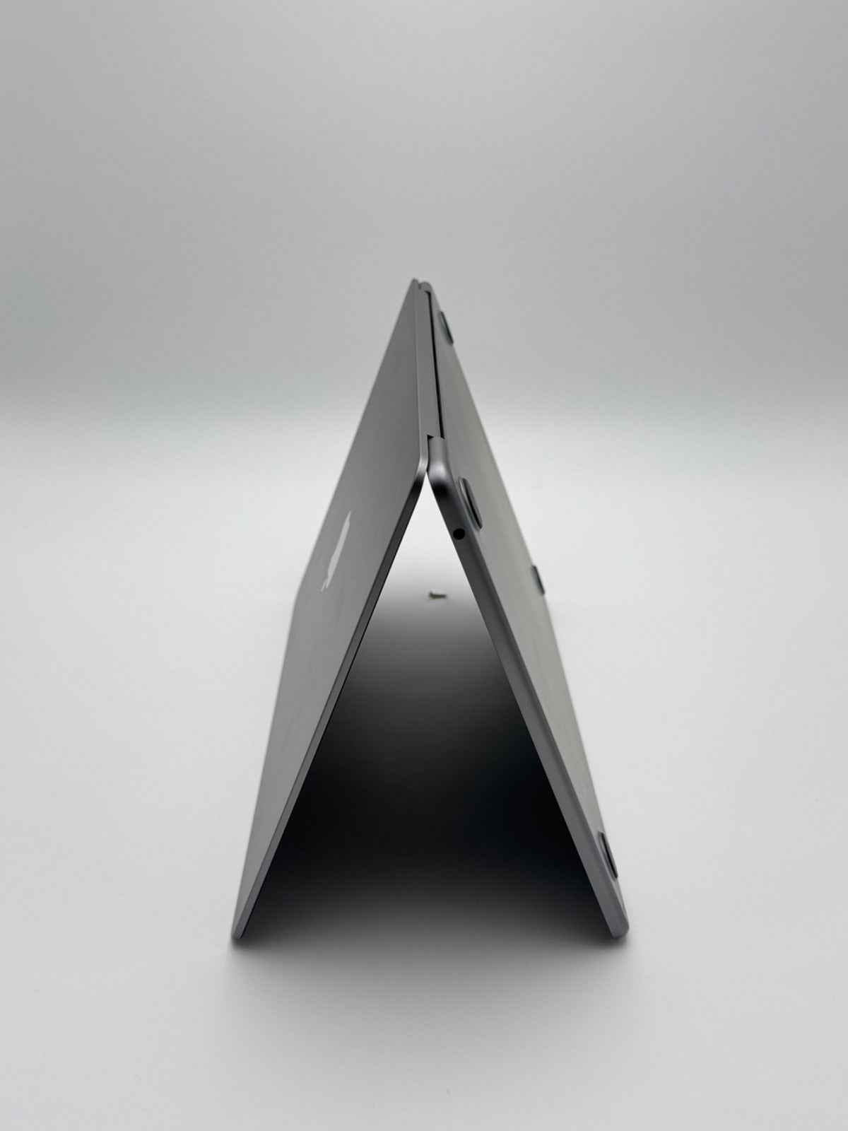 Apple MacBook Air 13,6 Zoll | M2 CPU | 2022 | 256 GB SSD | 8 GB RAM | Space Grau D&S Resell GbR