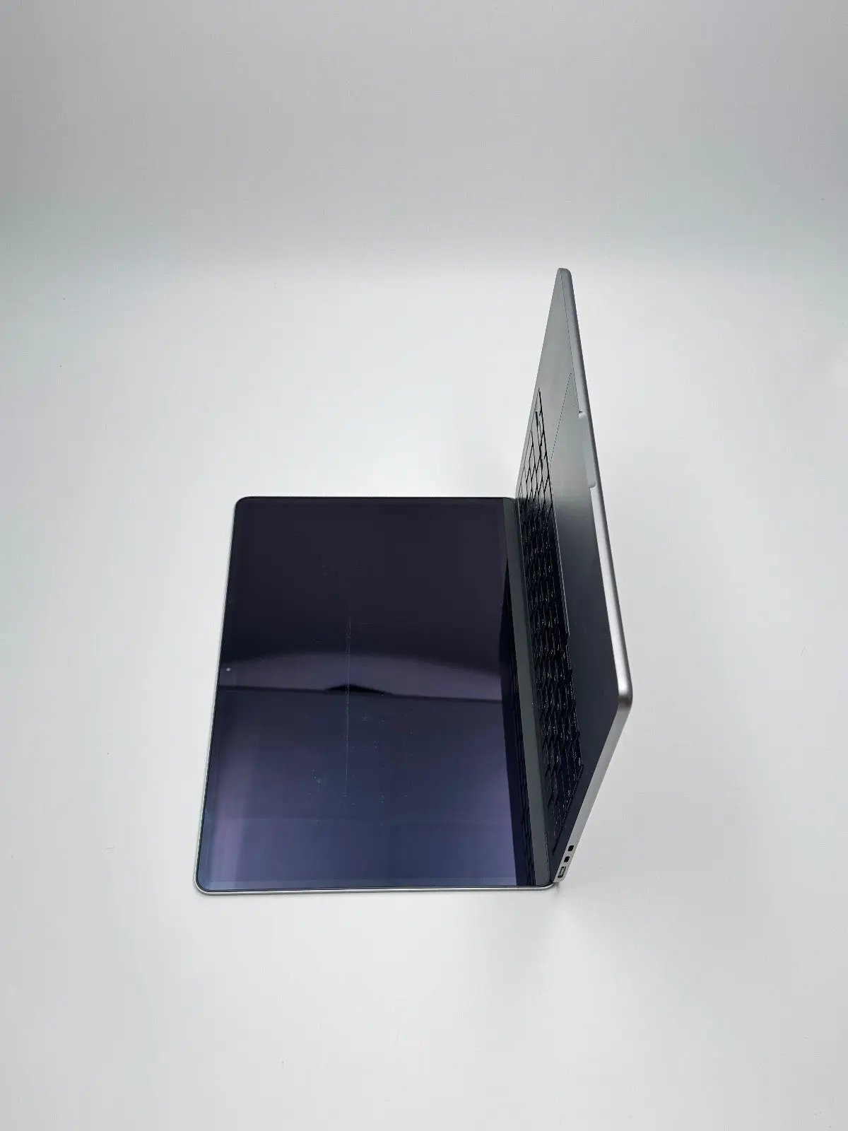 Apple MacBook Air 13,6 Zoll | M2 CPU | 2022 | 256 GB SSD | 8 GB RAM | Space Grau D&S Resell GbR