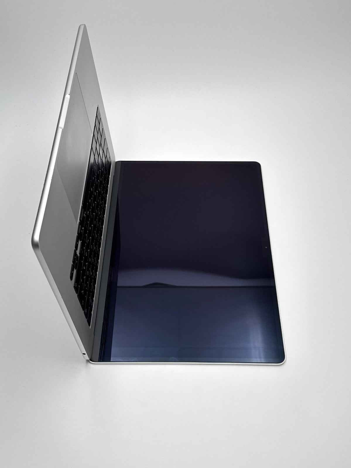 Apple MacBook Air 15,3 Zoll | M2 CPU | 2023 | 256 GB SSD | 8 GB RAM | Silber D&S Resell GbR