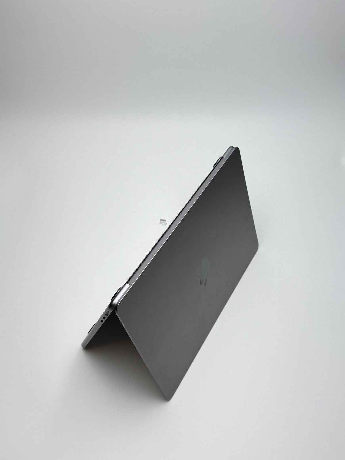 Apple MacBook Air 13,6 Zoll | M2 CPU | 2022 | 256 GB SSD | 8 GB RAM | Space Grau D&S Resell GbR