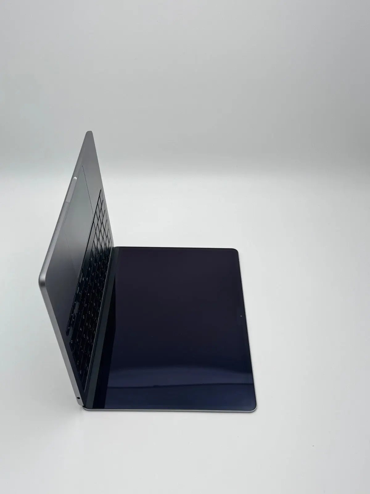 Apple MacBook Air 13,6 Zoll | M2 CPU | 2022 | 256 GB SSD | 8 GB RAM | Space Grau D&S Resell GbR