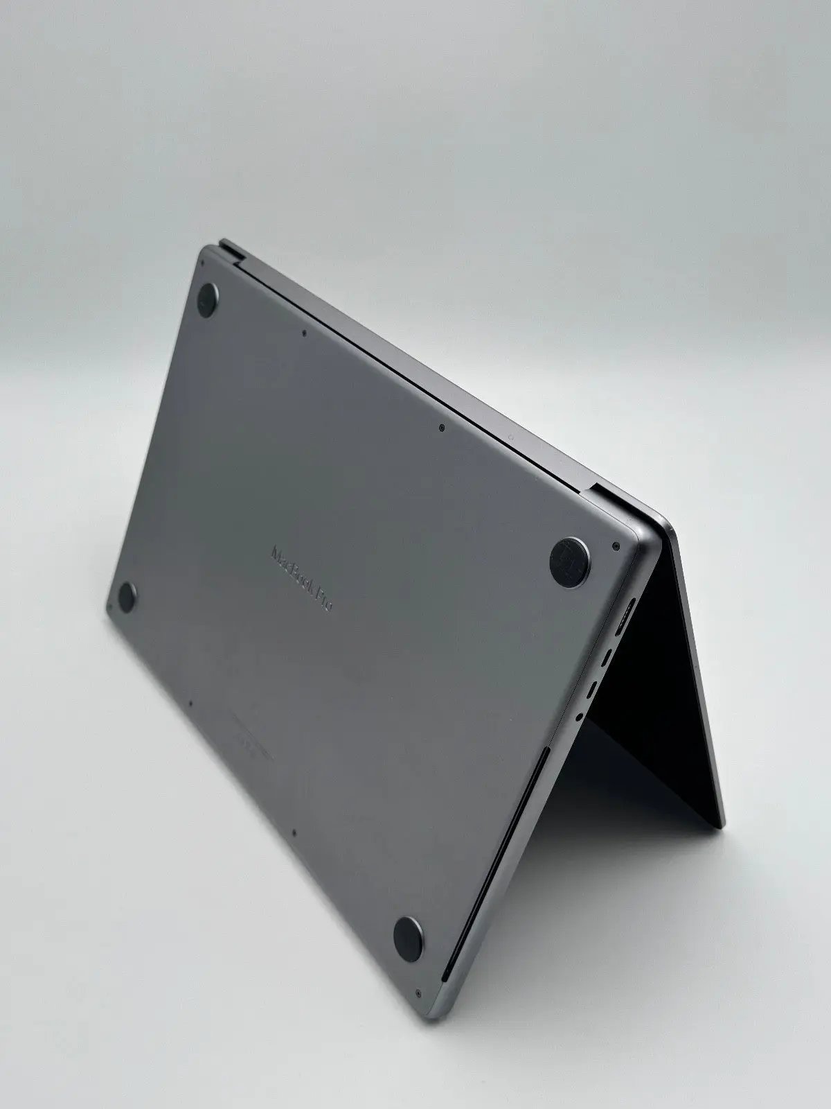 Apple MacBook Pro 16,2 Zoll | M1 CPU | 2021 | 512 GB SSD | 16 GB RAM | Space Grau D&S Resell GbR