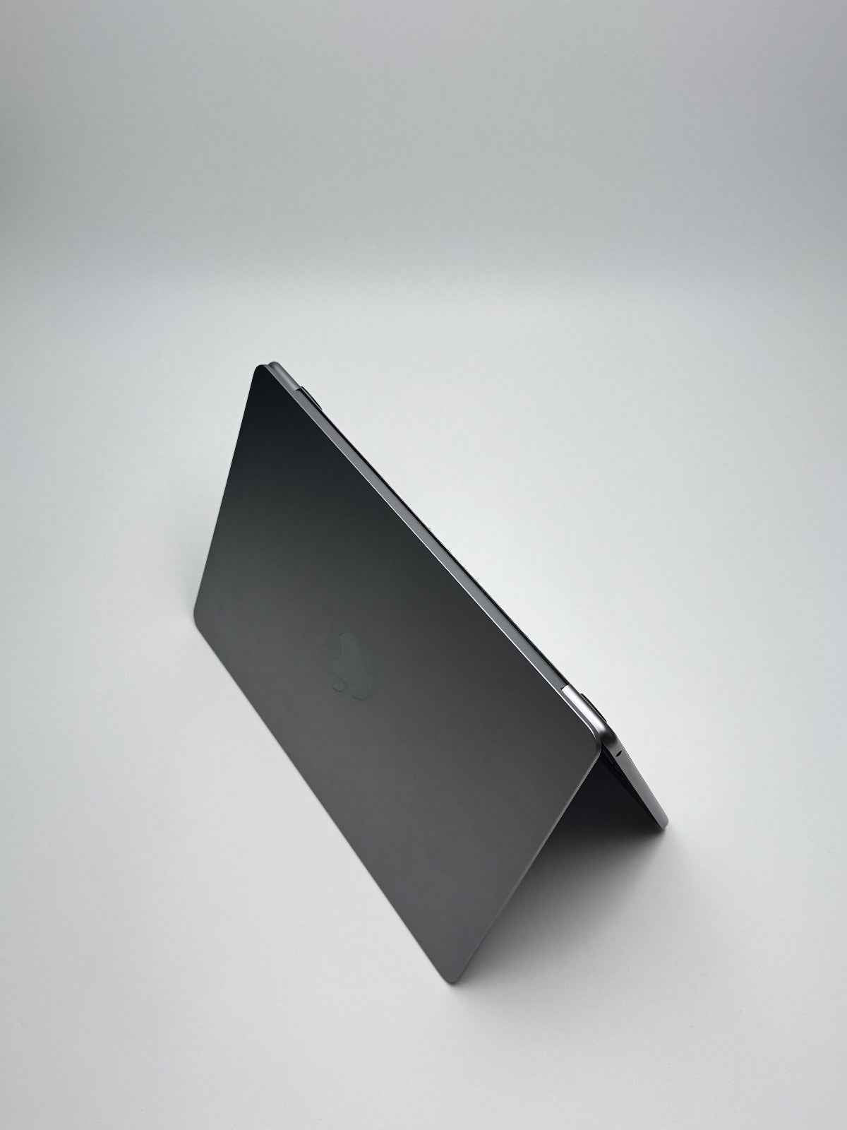 Apple MacBook Air 13,6 Zoll | M2 CPU | 2022 | 256 GB SSD | 8 GB RAM | Space Grau D&S Resell GbR