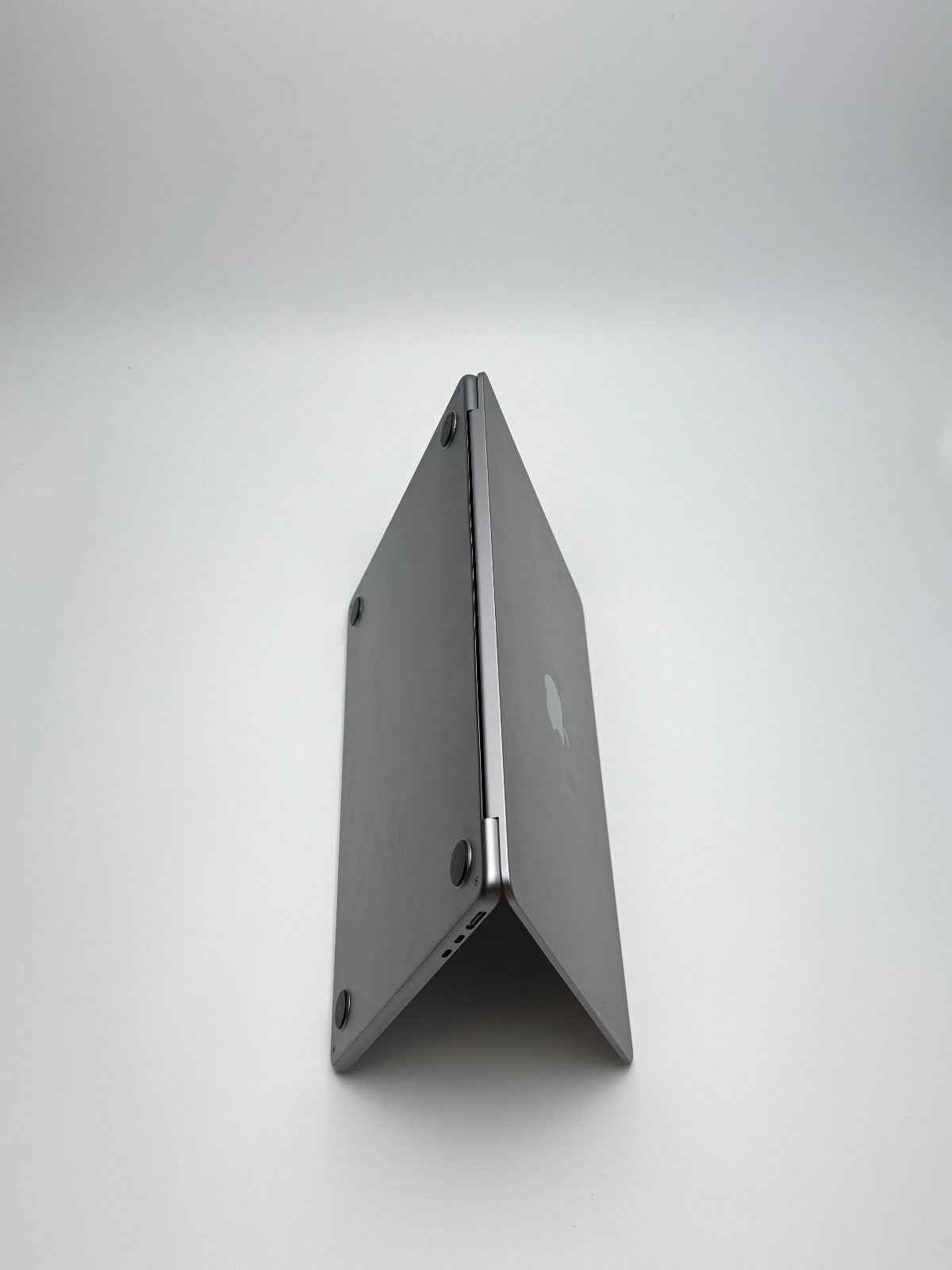 Apple MacBook Air 13,6 Zoll | M2 CPU | 2022 | 256 GB SSD | 8 GB RAM | Space Grau D&S Resell GbR