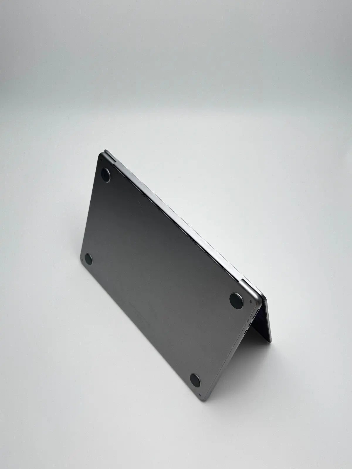 Apple MacBook Air 13,6 Zoll | M2 CPU | 2022 | 256 GB SSD | 8 GB RAM | Space Grau D&S Resell GbR