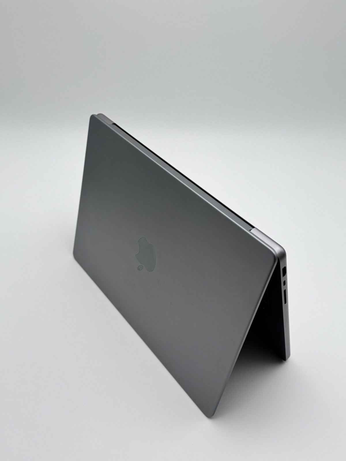 Apple MacBook Pro 14,2 Zoll | M2 Pro | 2023 | 512 GB SSD | 16 GB RAM | Space Grau D&S Resell GbR