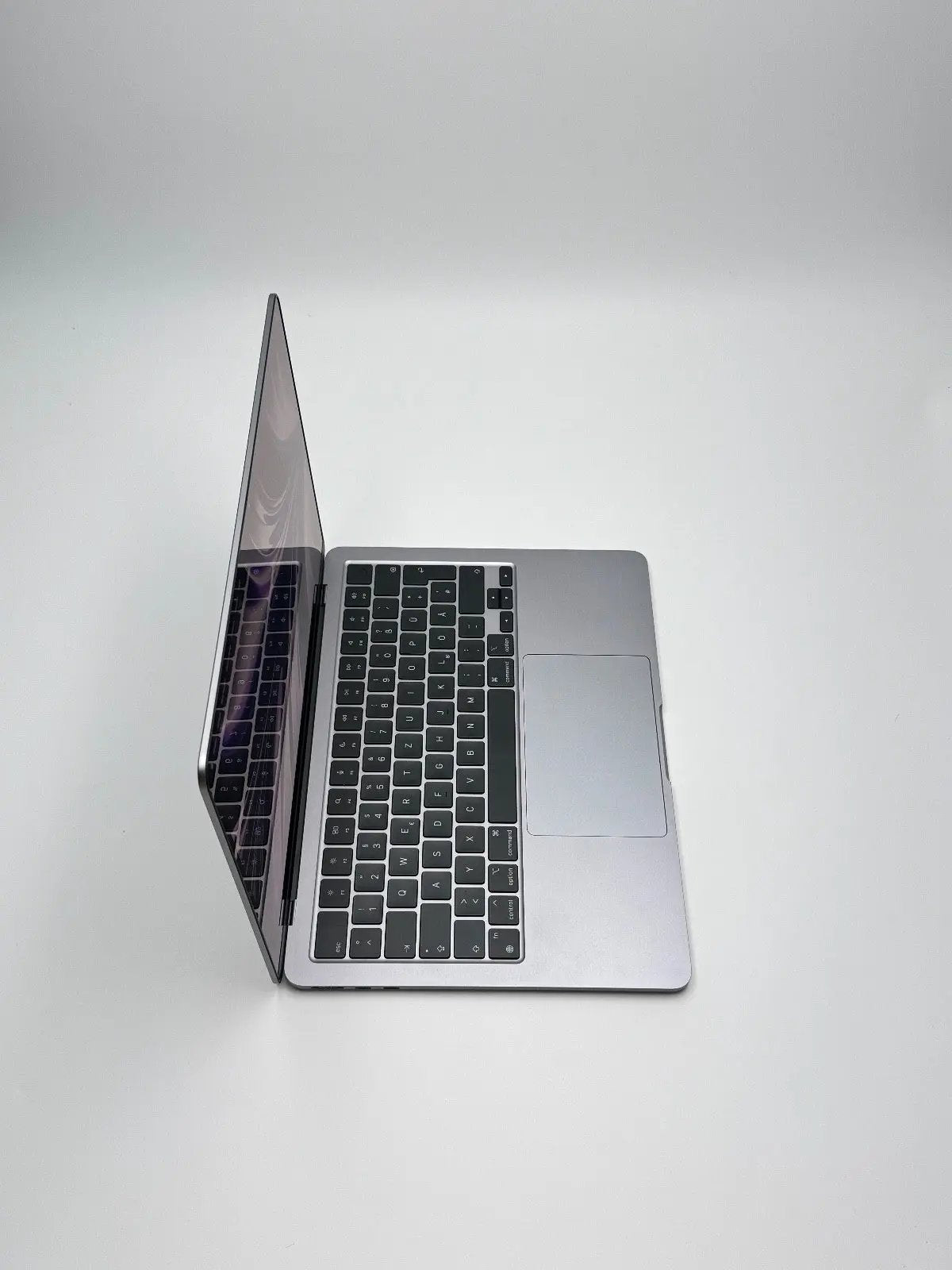 Apple MacBook Air 13,6 Zoll | M2 CPU | 2022 | 256 GB SSD | 8 GB RAM | Space Grau D&S Resell GbR