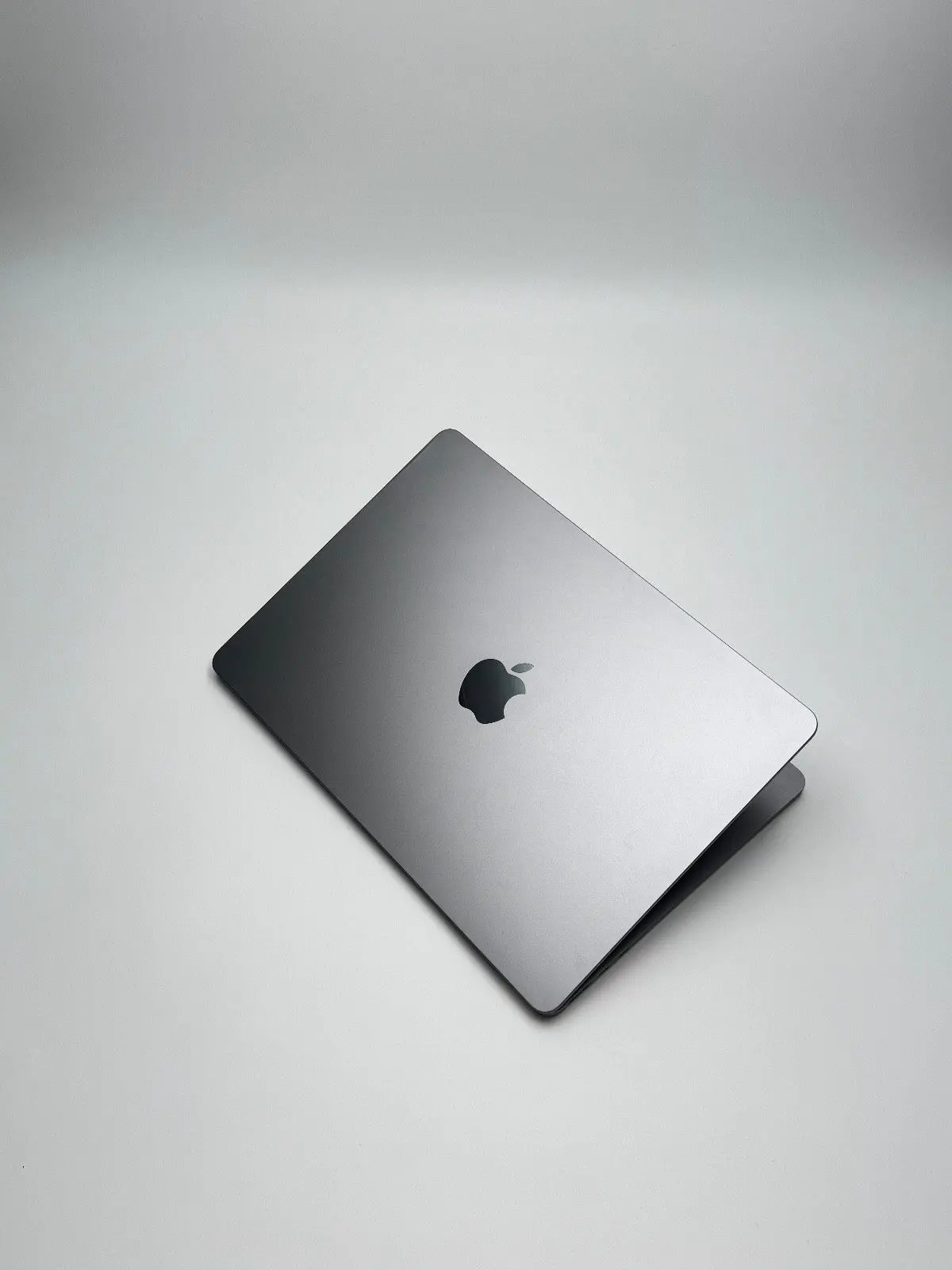 Apple MacBook Air 13,6 Zoll | M2 CPU | 2022 | 256 GB SSD | 8 GB RAM | Space Grau D&S Resell GbR